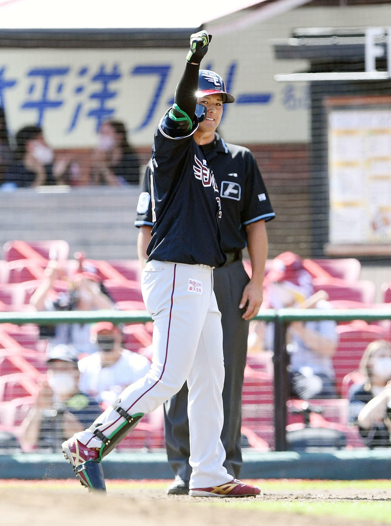 楽天対オリックス　1回裏楽天2死一、二塁、黒川（左）はプロ初ヒットとなる右前適時打を放ちガッツポーズする（撮影・滝沢徹郎）