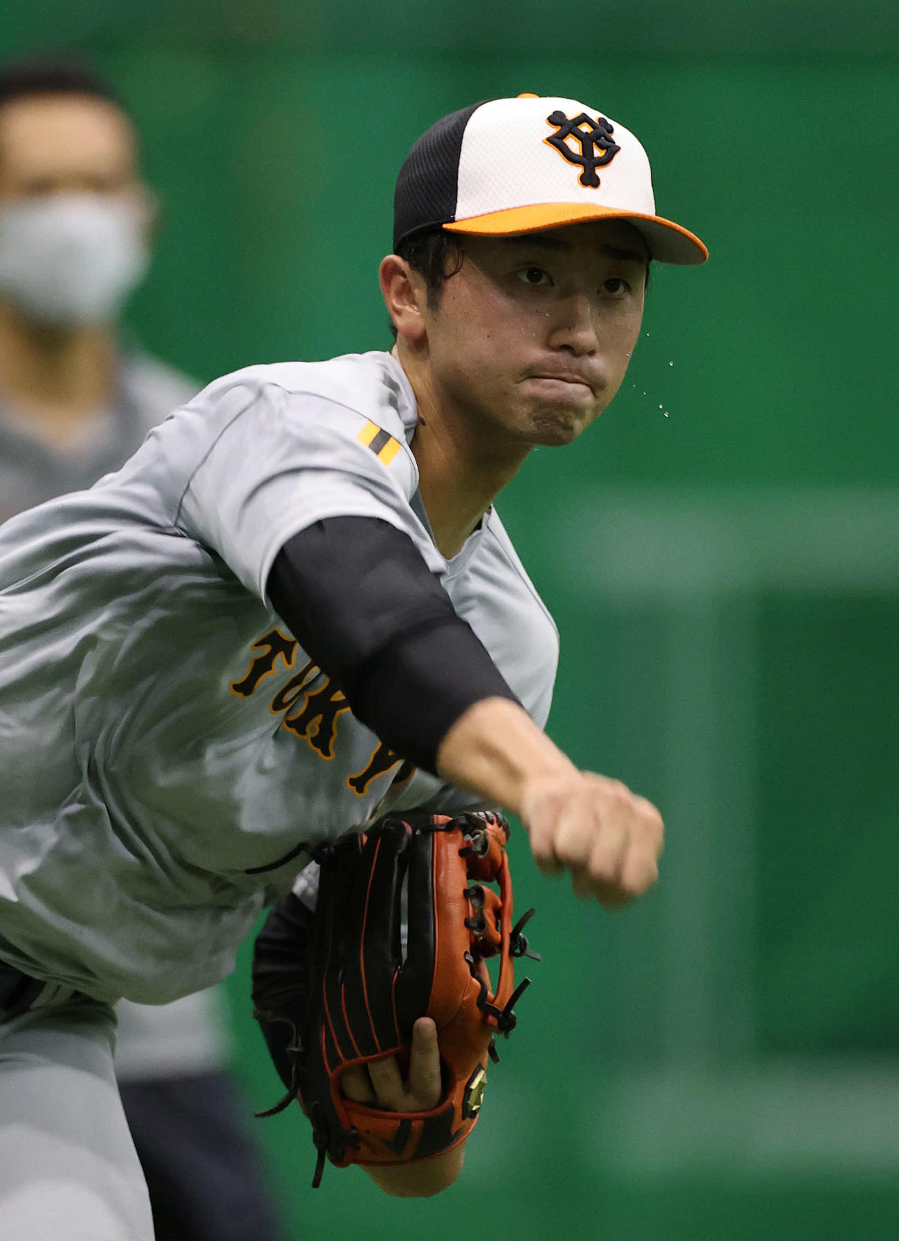 室内練習場で汗を飛ばしながらキャッチボールする巨人直江（撮影・河野匠）