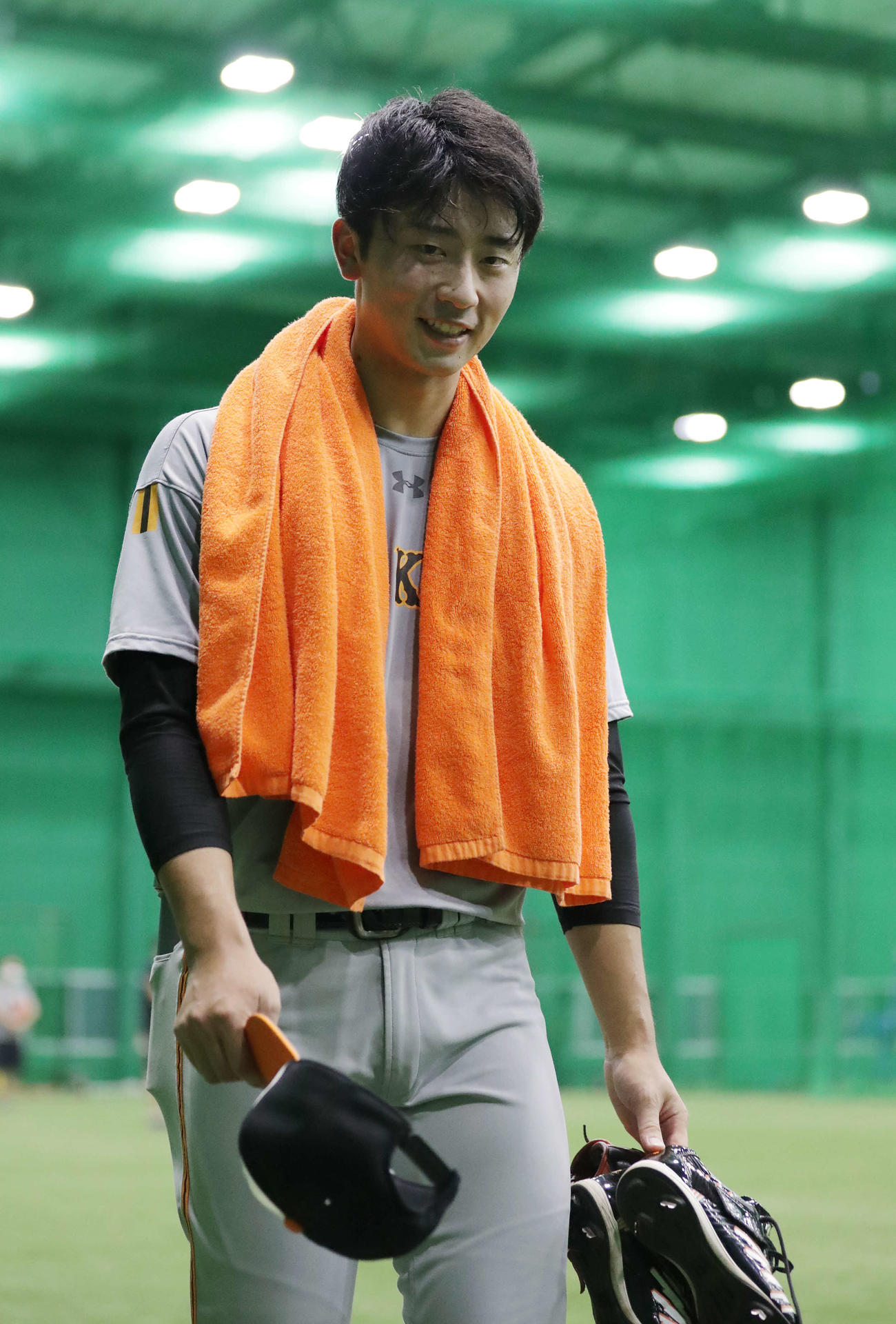 練習を終え笑顔で引き揚げる巨人直江（撮影・河野匠）