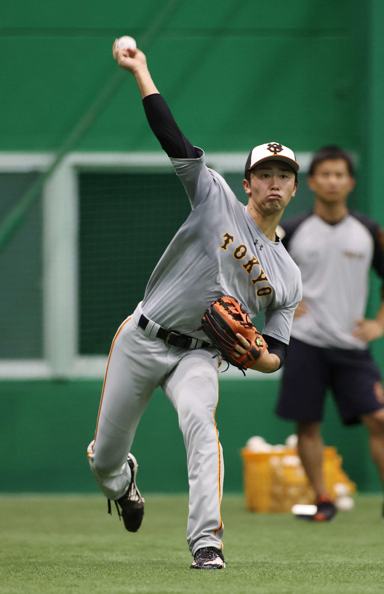 阪神対巨人　室内練習場でキャッチボールする巨人直江（撮影・河野匠）