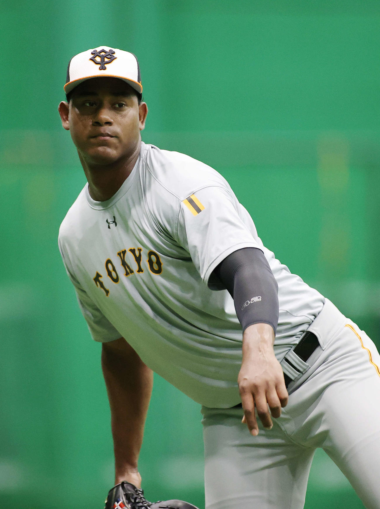 阪神対巨人　室内練習場でキャッチボールする巨人メルセデス（撮影・河野匠）