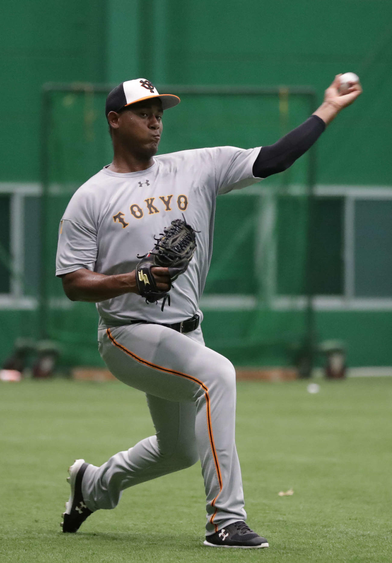 阪神対巨人　室内練習場でキャッチボールする巨人メルセデス（撮影・河野匠）