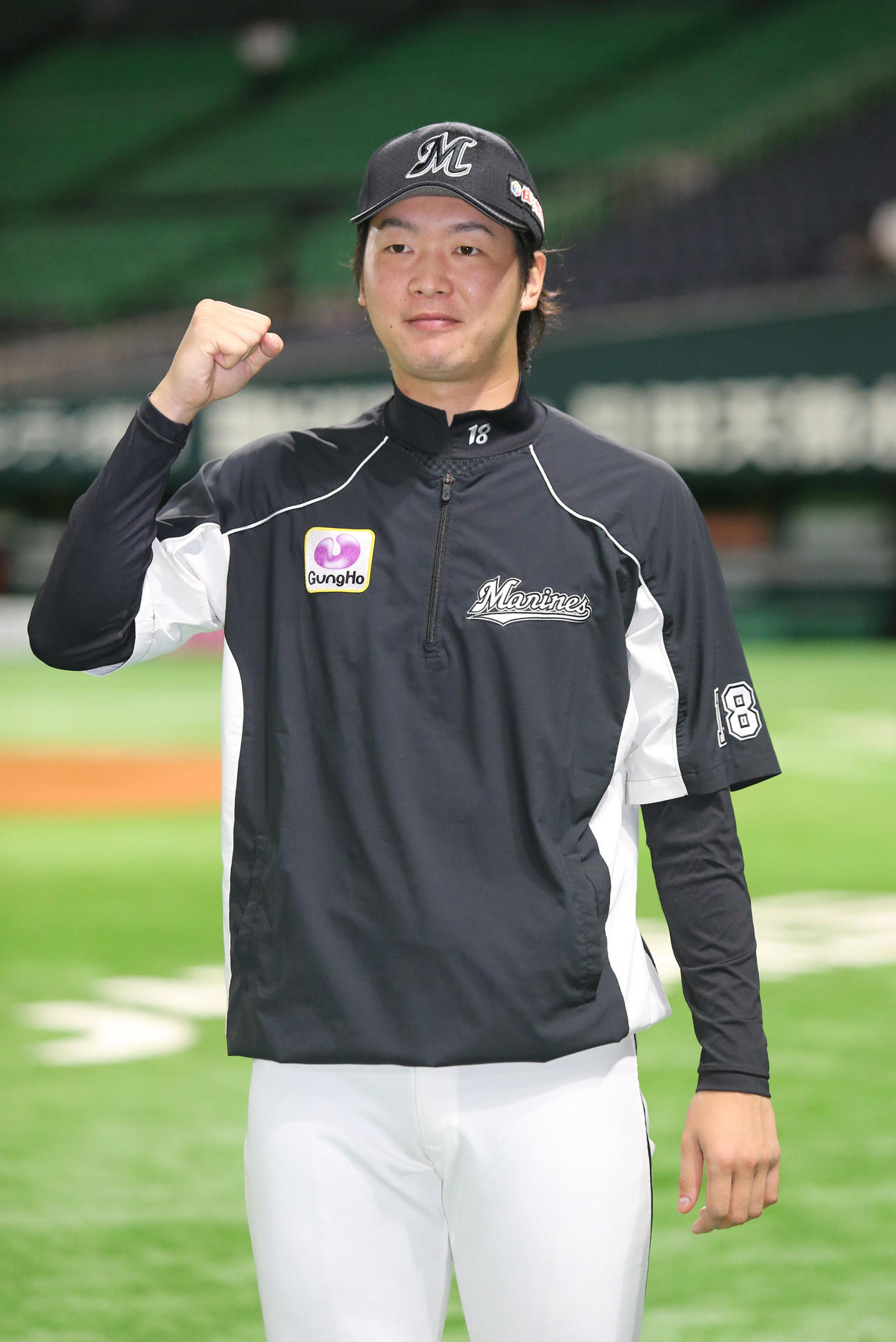 ソフトバンク対ロッテ　ヒーローインタビューを終え、ガッツポーズする二木（撮影・菊川光一）