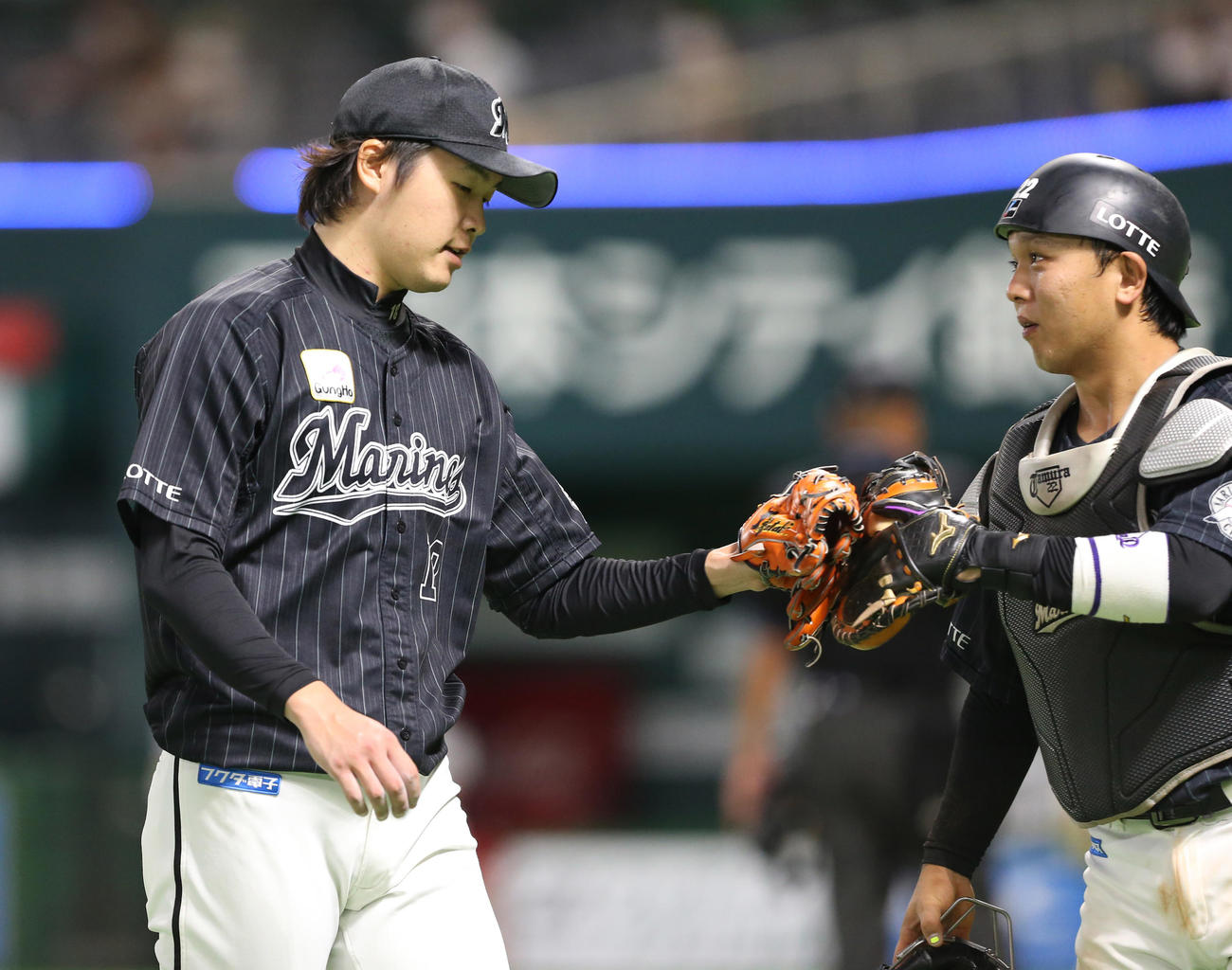 ソフトバンク対ロッテ　6回を終え、グラブタッチで引きあげる二木康太（左）（撮影・菊川光一）