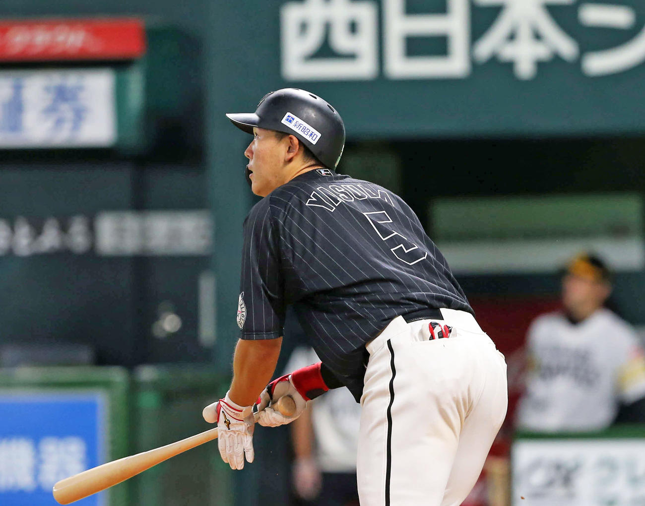 5回表ロッテ2死一塁、右越え2点本塁打を放つ安田（撮影・菊川光一）