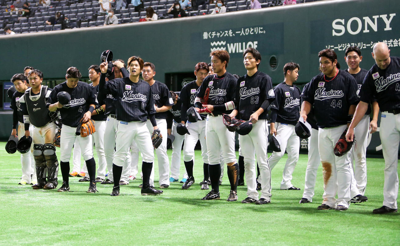 3連勝でスタンドのファンにあいさつするロッテの選手たち（撮影・菊川光一）