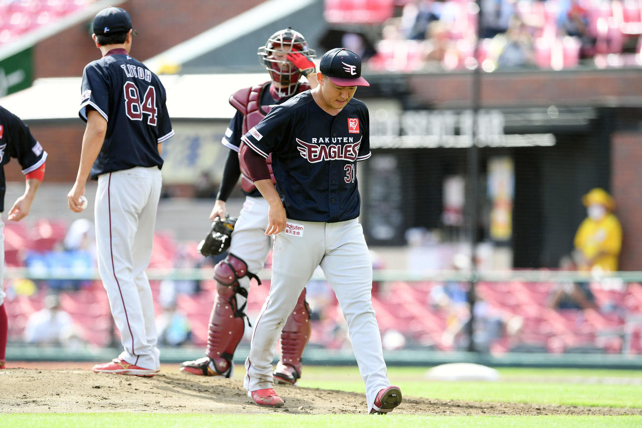 楽天対オリックス　3回表、交代を告げられマウンドを下りる楽天先発の福井（手前）（撮影・滝沢徹郎）