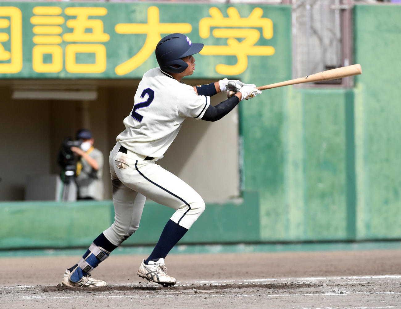 同大対近大　3回表同大2死、小川晃は右中間に二塁打を放つ（撮影・前岡正明）