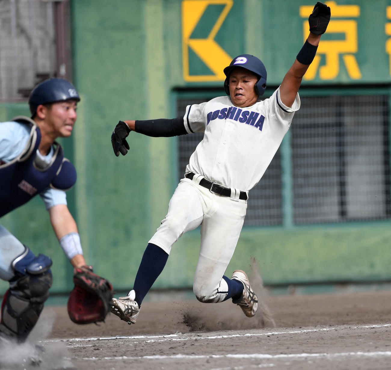 同大対近大　3回表同大2死二塁、田村の右前適時打で生還する小川晃（撮影・前岡正明）