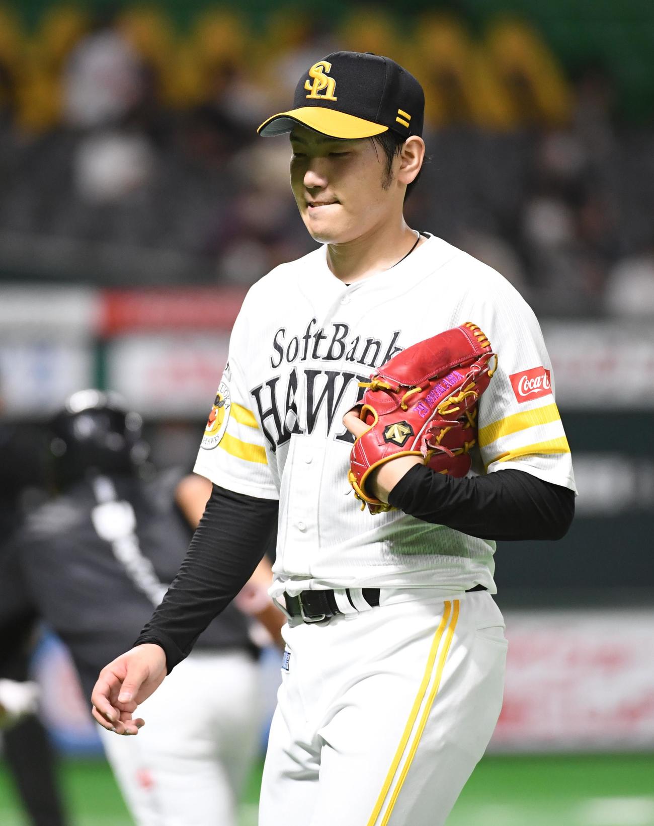 ソフトバンク対ロッテ　5回表に4失点し、悔しそうな表情を浮かべベンチに戻る石川柊太（撮影・今浪浩三）