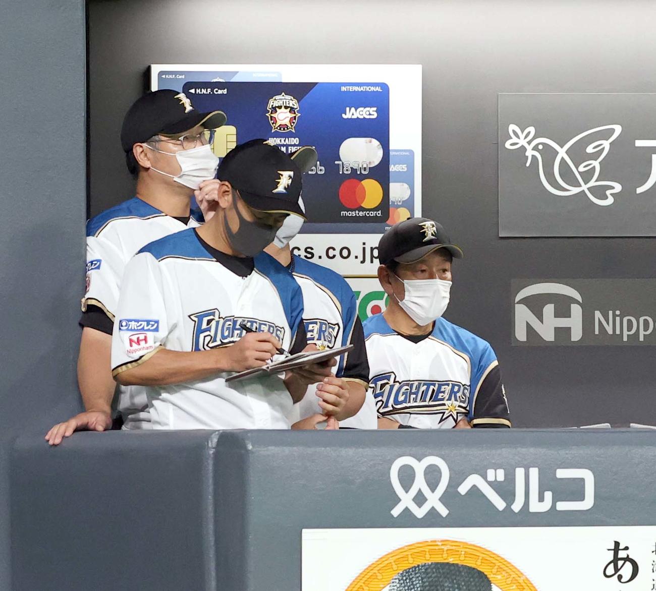 日本ハム対西武　ベンチで険しい表情の日本ハム栗山監督（右奥）（撮影・佐藤翔太）