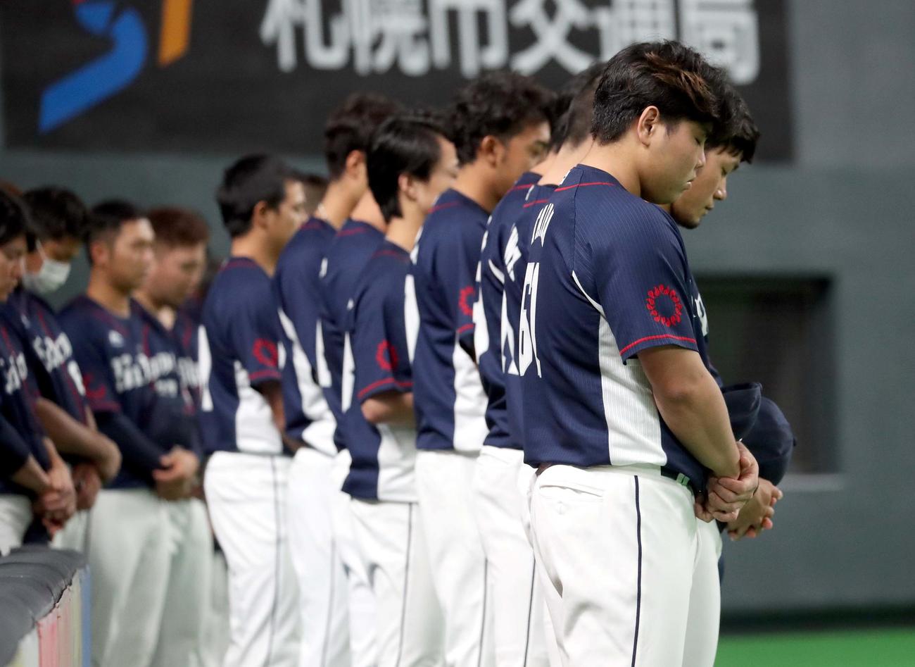 日本ハム対西武　北海道胆振東部から2年が経過し、試合前黙とうをする西武ナイン（撮影・佐藤翔太）