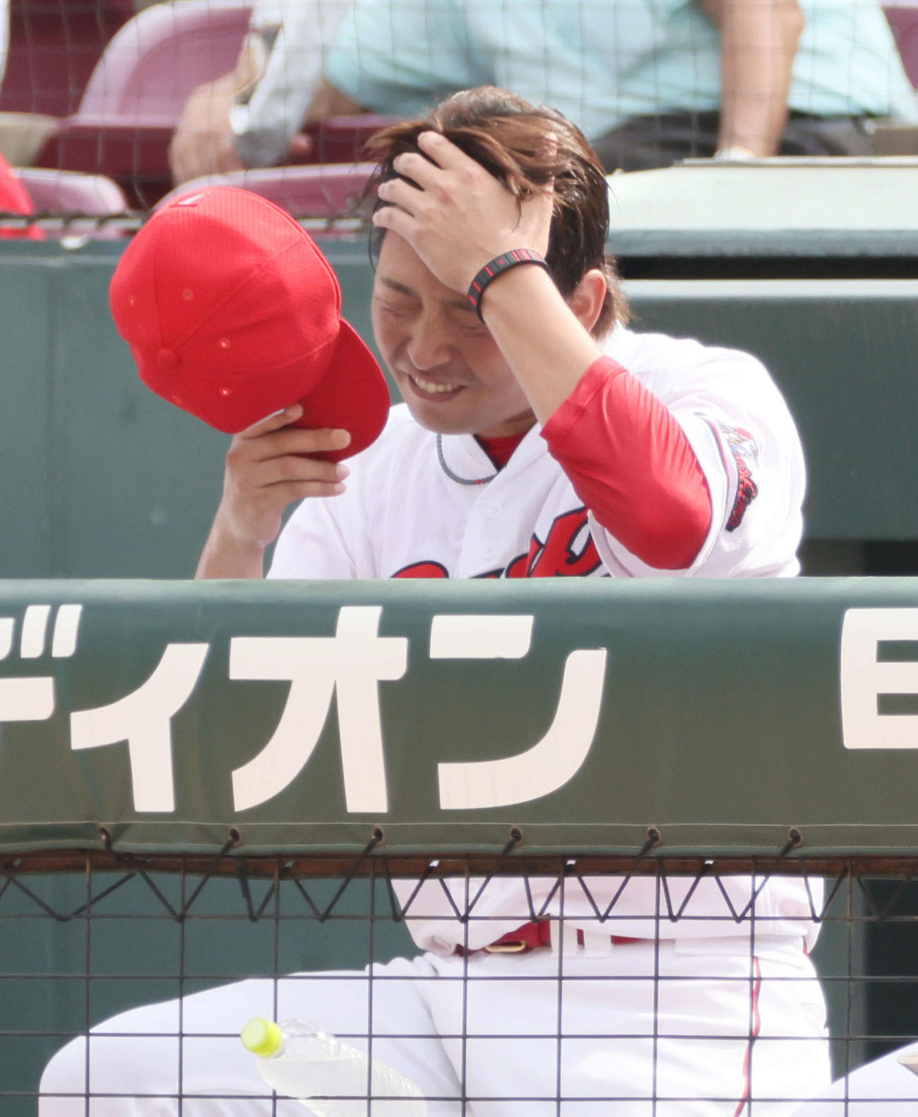 5日のDeNA戦、4回途中8失点で降板しベンチで悔しがる大瀬良（20年9月5日）