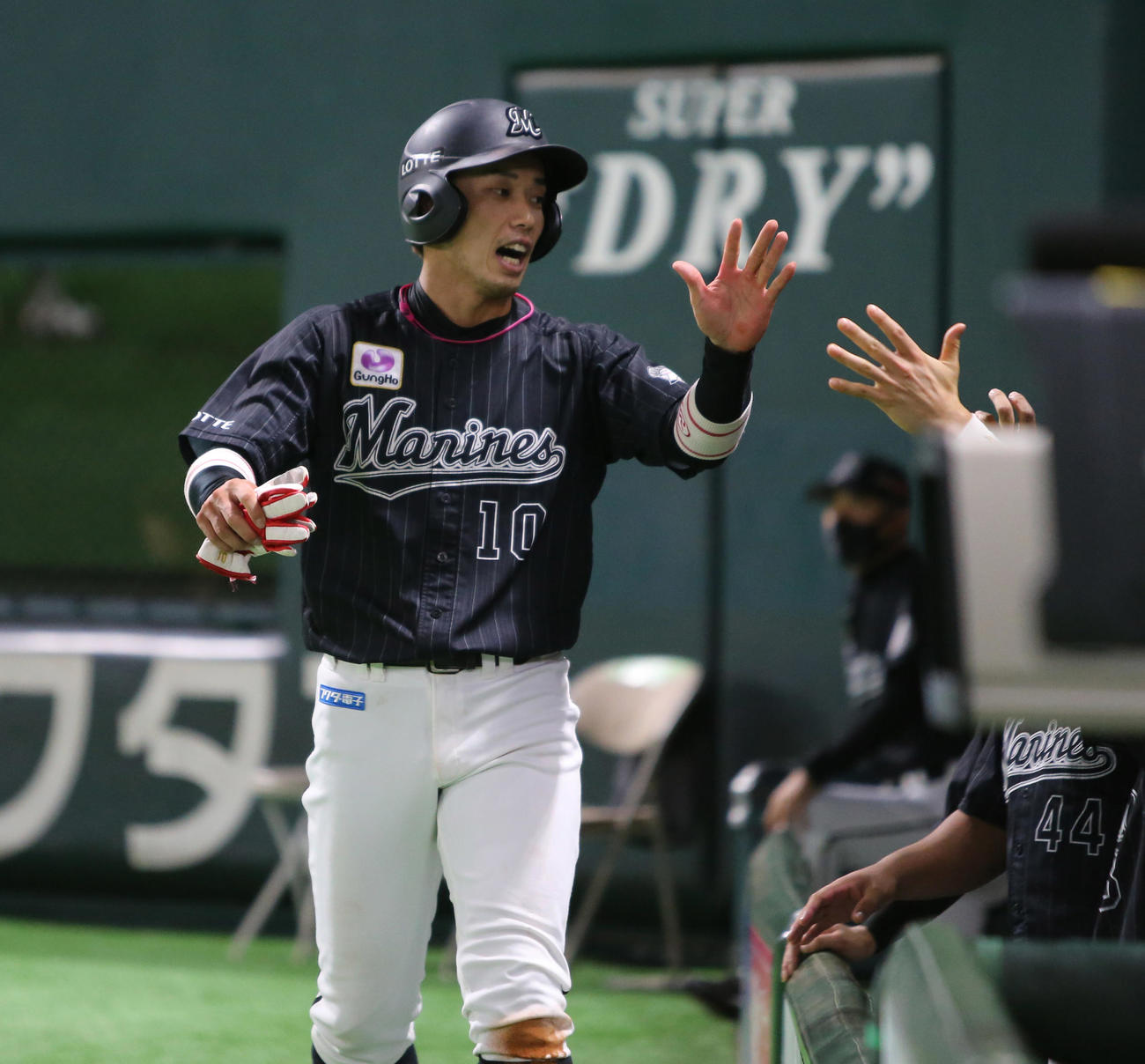 5回表ロッテ2死二塁、菅野剛士の左前適時打で生還し、ベンチ前でタッチを交わす加藤翔平（撮影・菊川光一）