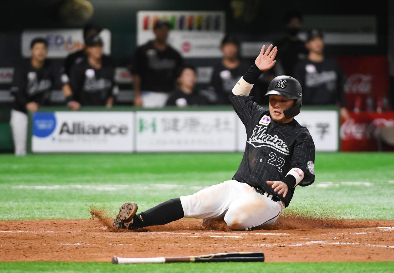 5回表ロッテ1死二塁、加藤翔平の中前適時打で生還する二塁走者の田村龍弘（撮影・今浪浩三）