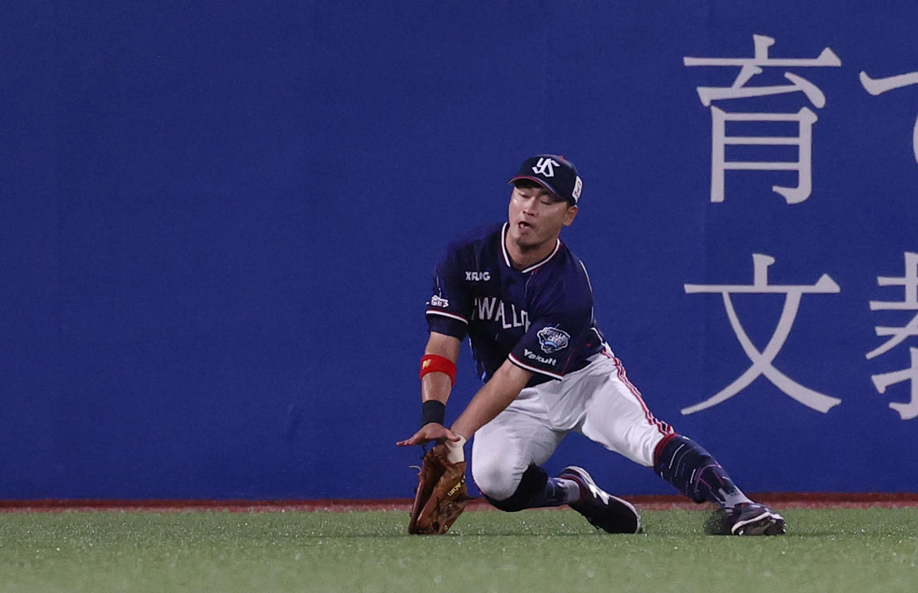 ヤクルト対中日　4回表中日無死二塁、ダヤン・ビシエドの打球を好捕する青木（撮影・垰建太）