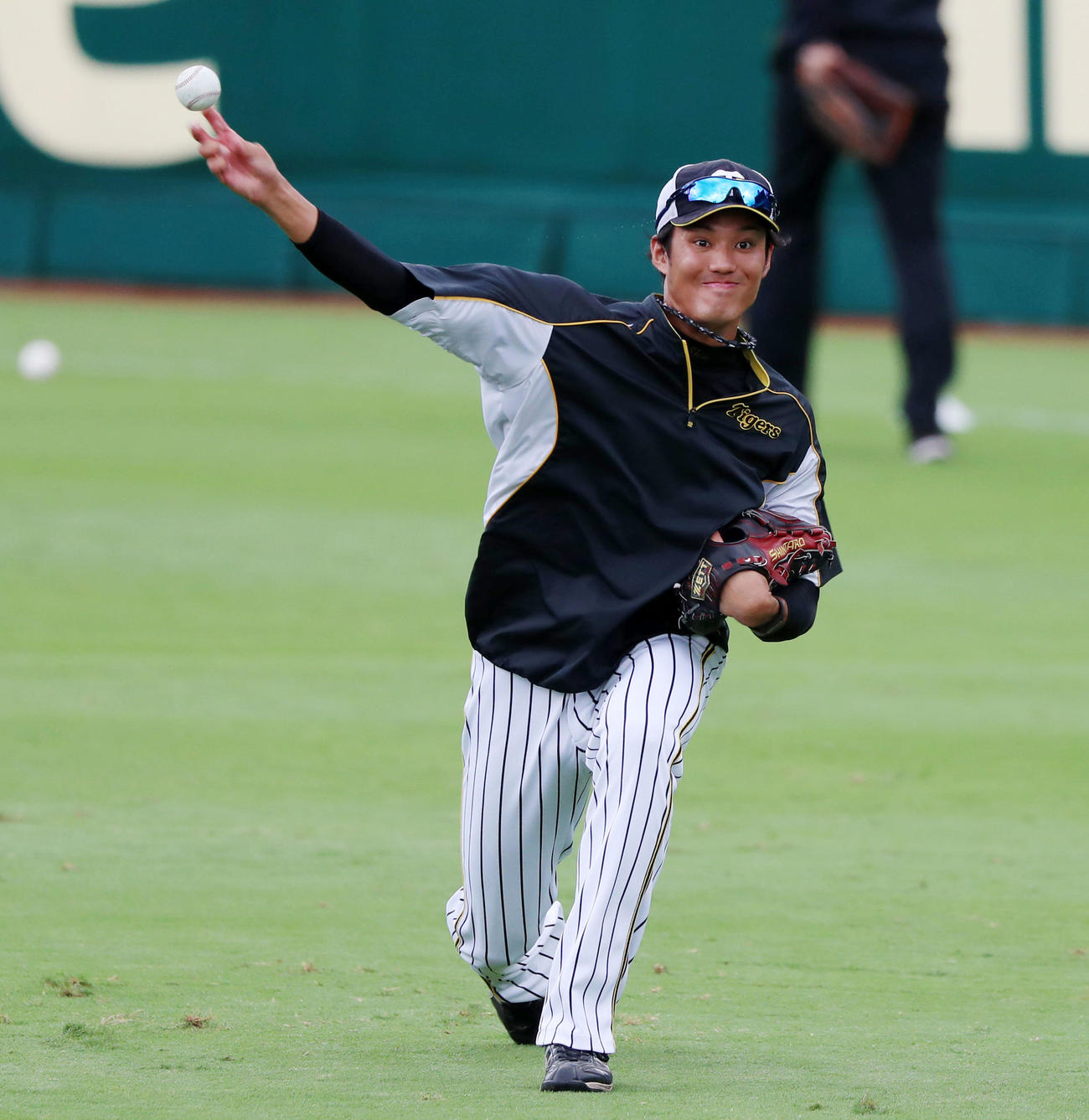 外野でキャッチボールする藤浪（撮影・加藤哉）