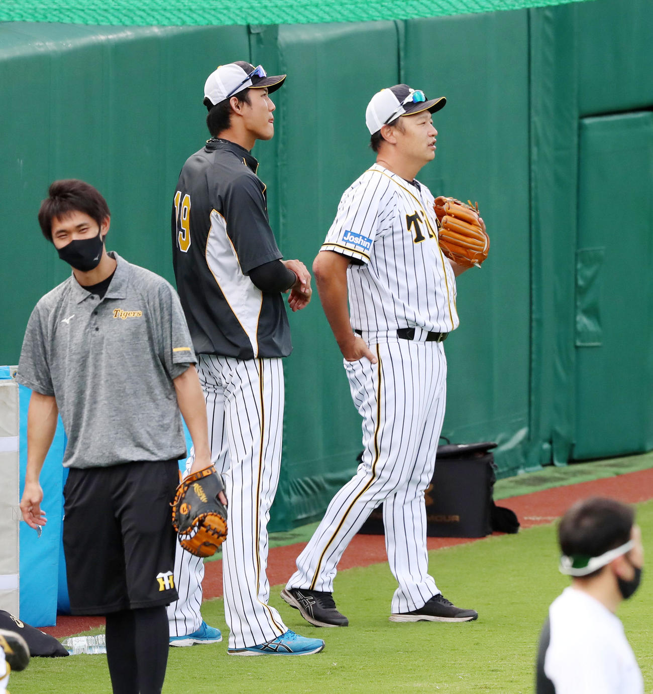 練習中、外野フェンス沿いで福原コーチ（右）と話し合う藤浪（撮影・加藤哉）