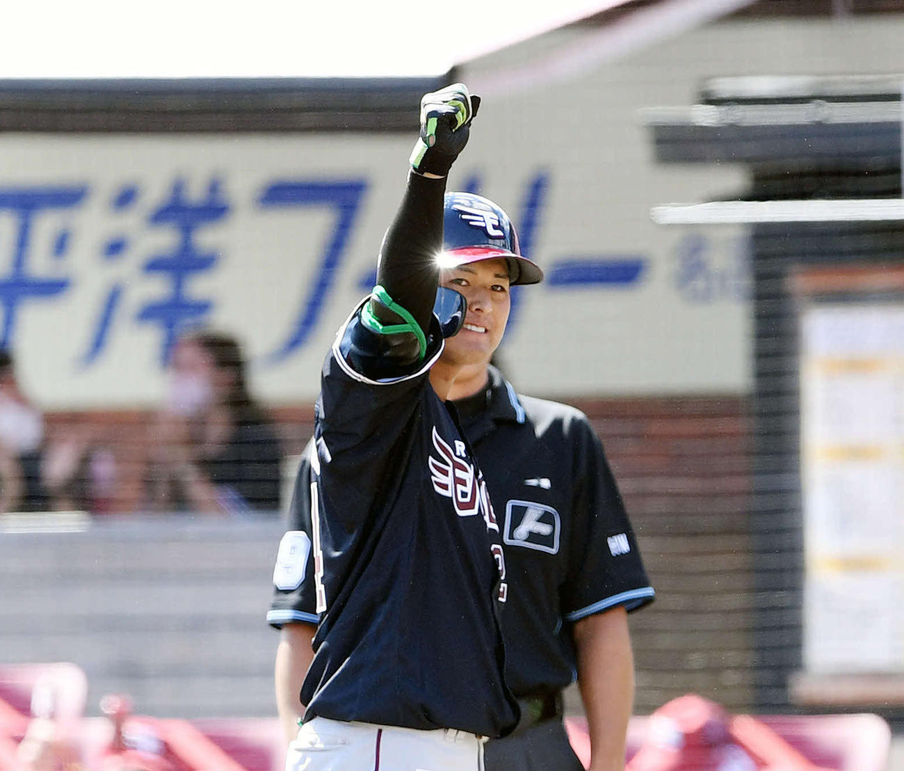 1回裏楽天2死一、二塁、黒川（左）はプロ初ヒットとなる右前適時打を放ちガッツポーズする（撮影・滝沢徹郎）