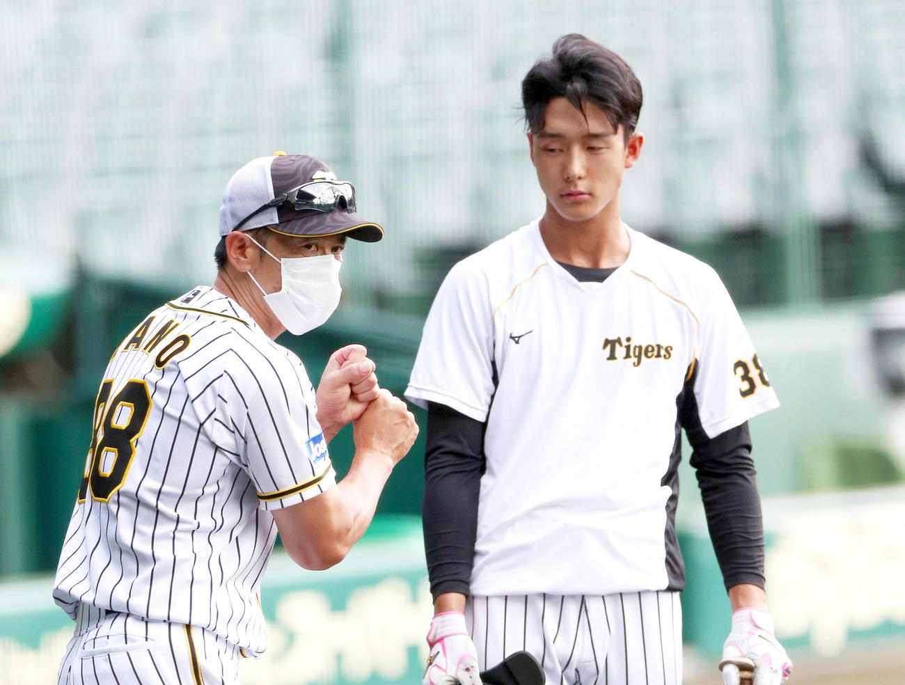 小幡を指導する矢野監督（撮影・上山淳一）