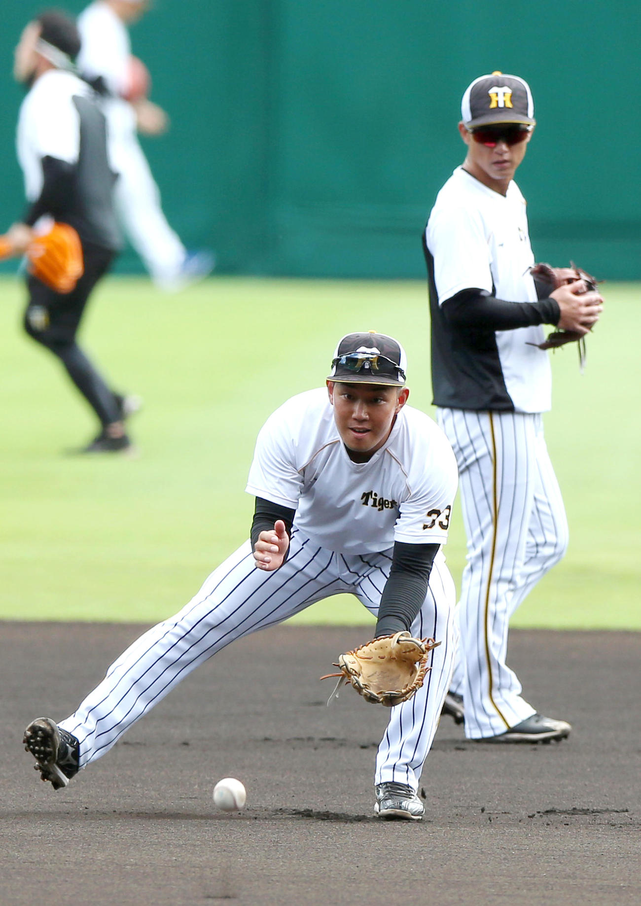 ノックを受ける糸原、右は上本（撮影・上山淳一）