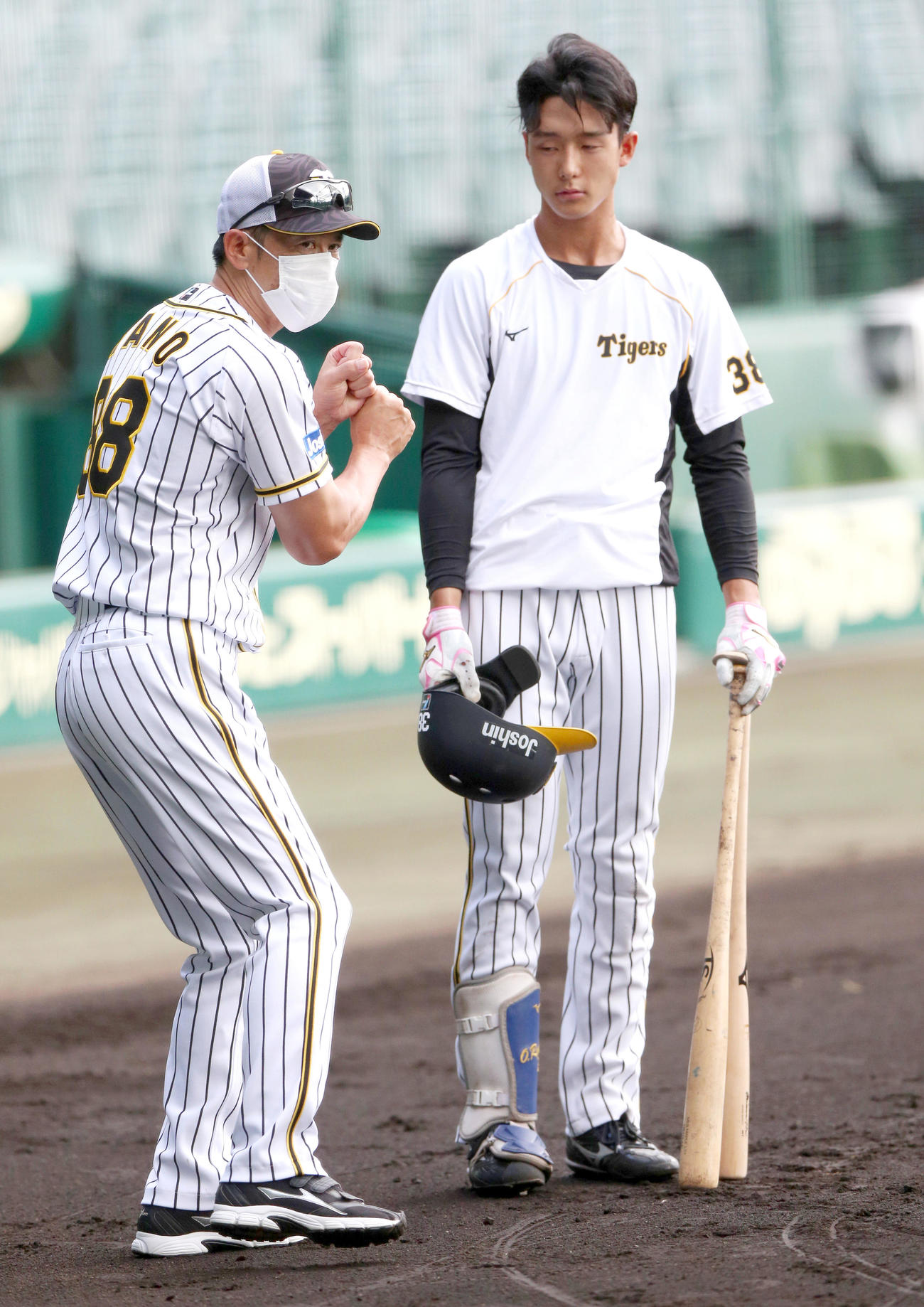 矢野監督（左）は小幡を指導する（撮影・上山淳一）