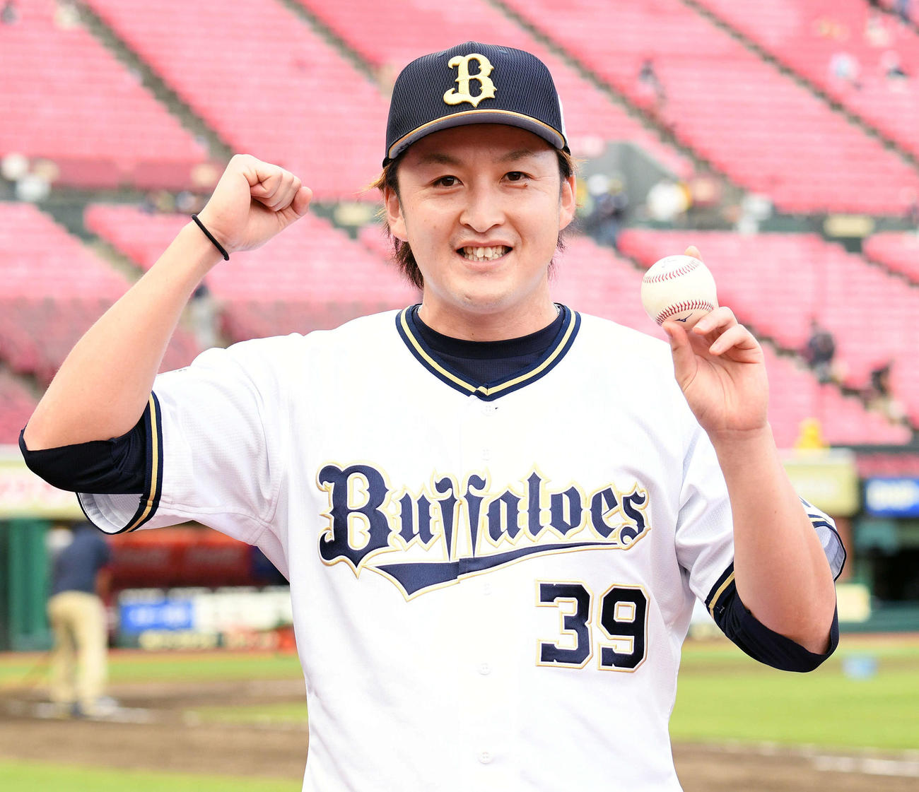 楽天対オリックス　移籍後初勝利のオリックス飯田優は記念球を手にポーズを決める（撮影・滝沢徹郎）