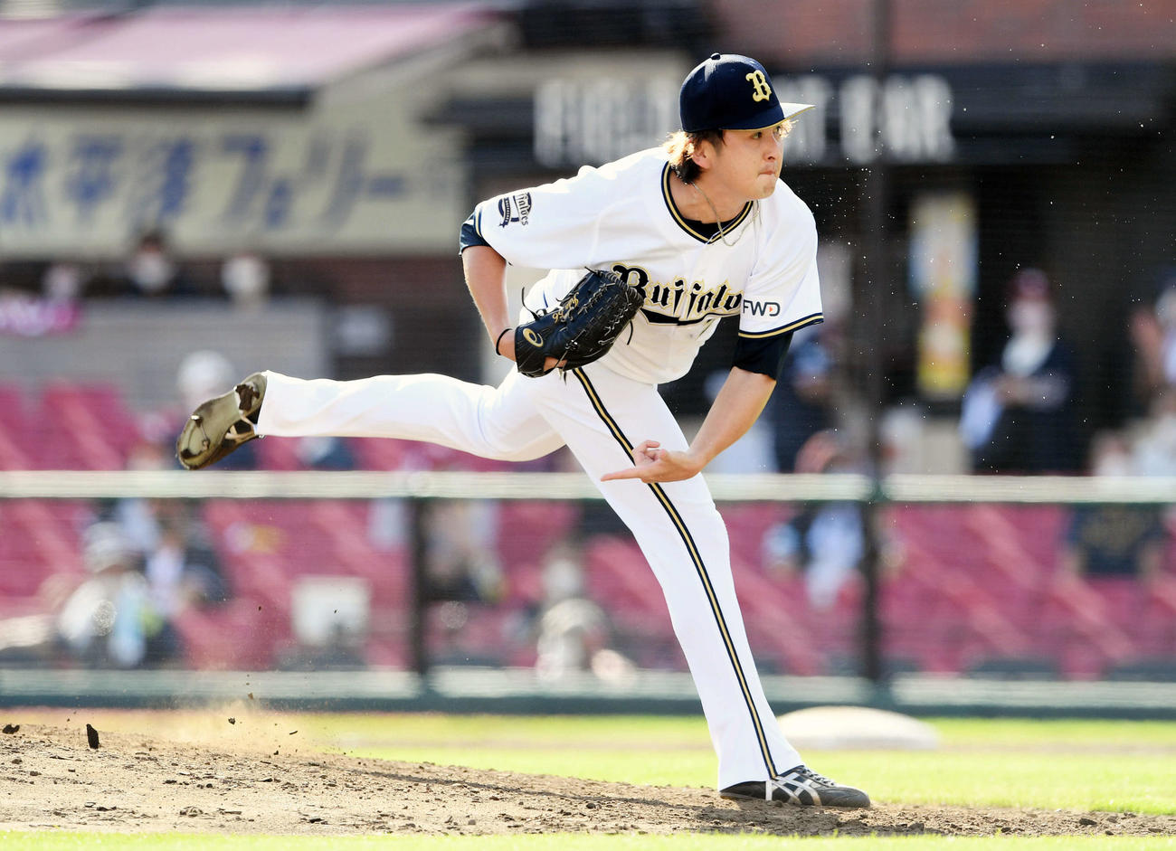 楽天対オリックス　5回裏、オリックス2番手で投球する飯田優（撮影・滝沢徹郎）