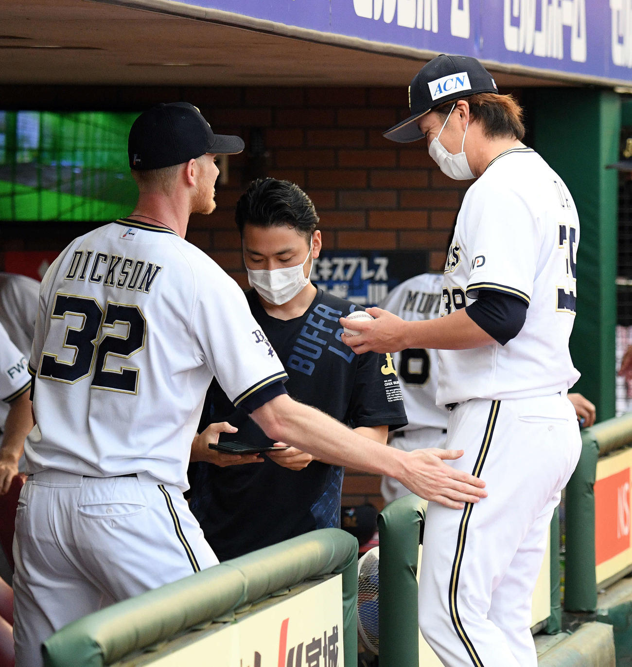 楽天対オリックス　試合後、オリックスのディクソン（左）から勝利球を受け取る飯田優（撮影・滝沢徹郎）