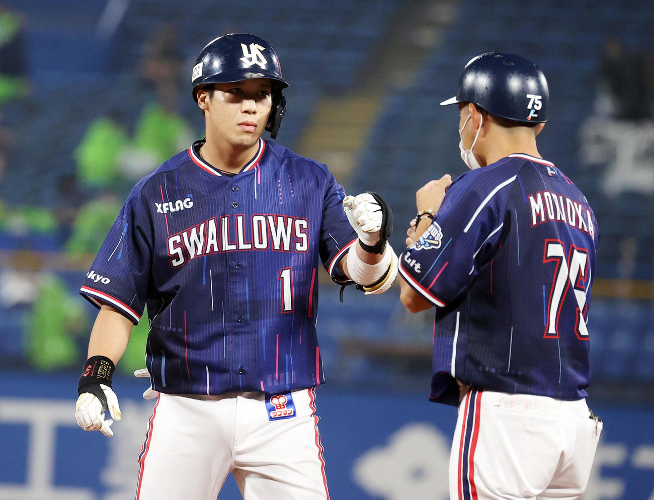 ヤクルト対中日　6回裏ヤクルト無死一、二塁、同点の右前適時打を放ちグータッチする山田哲（左）（撮影・垰建太）