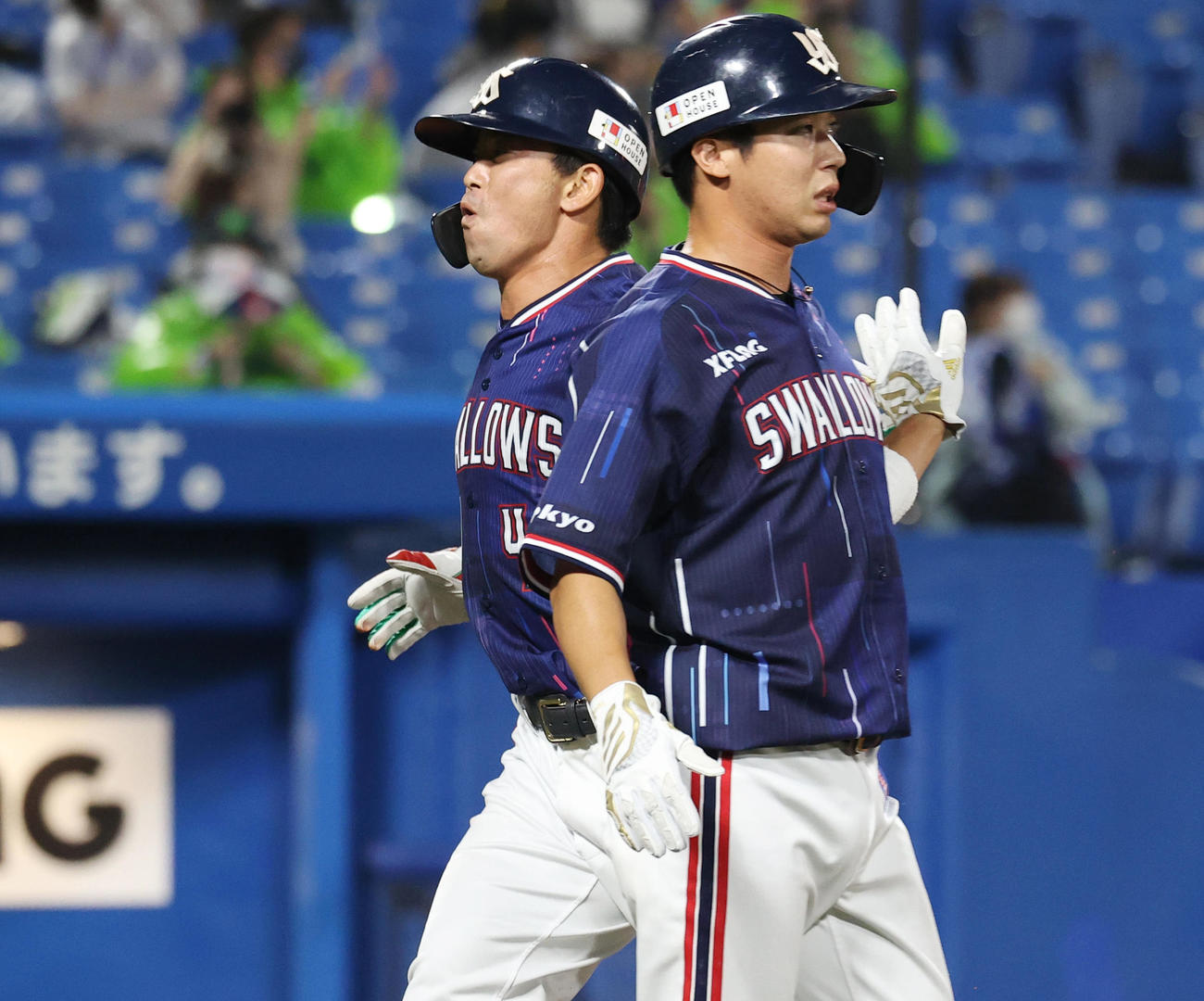 ヤクルト対中日　6回裏ヤクルト1死一、三塁、エスコバーの適時打で生還した雄平（左）は山田哲とタッチを交わす（撮影・垰建太）