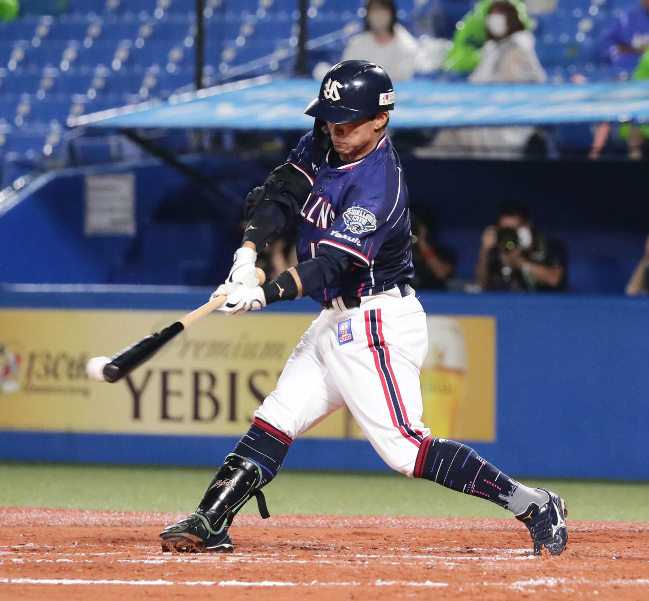 ヤクルト対中日　6回裏ヤクルト1死一、三塁、代打雄平は勝ち越し適時打を放つ（撮影・丹羽敏通）