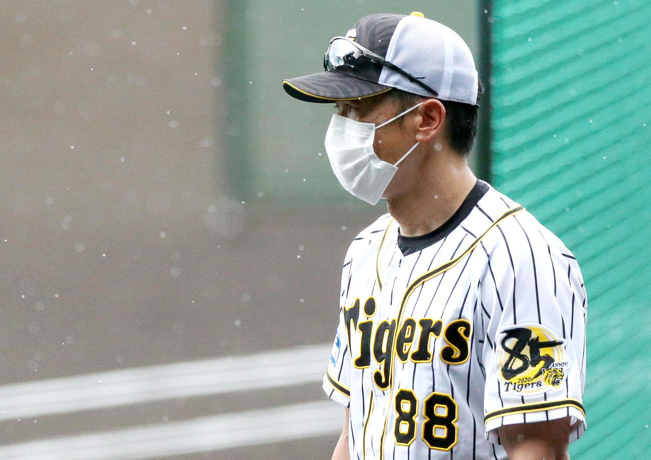 雨が降る中、練習を見る矢野監督（撮影・上山淳一）