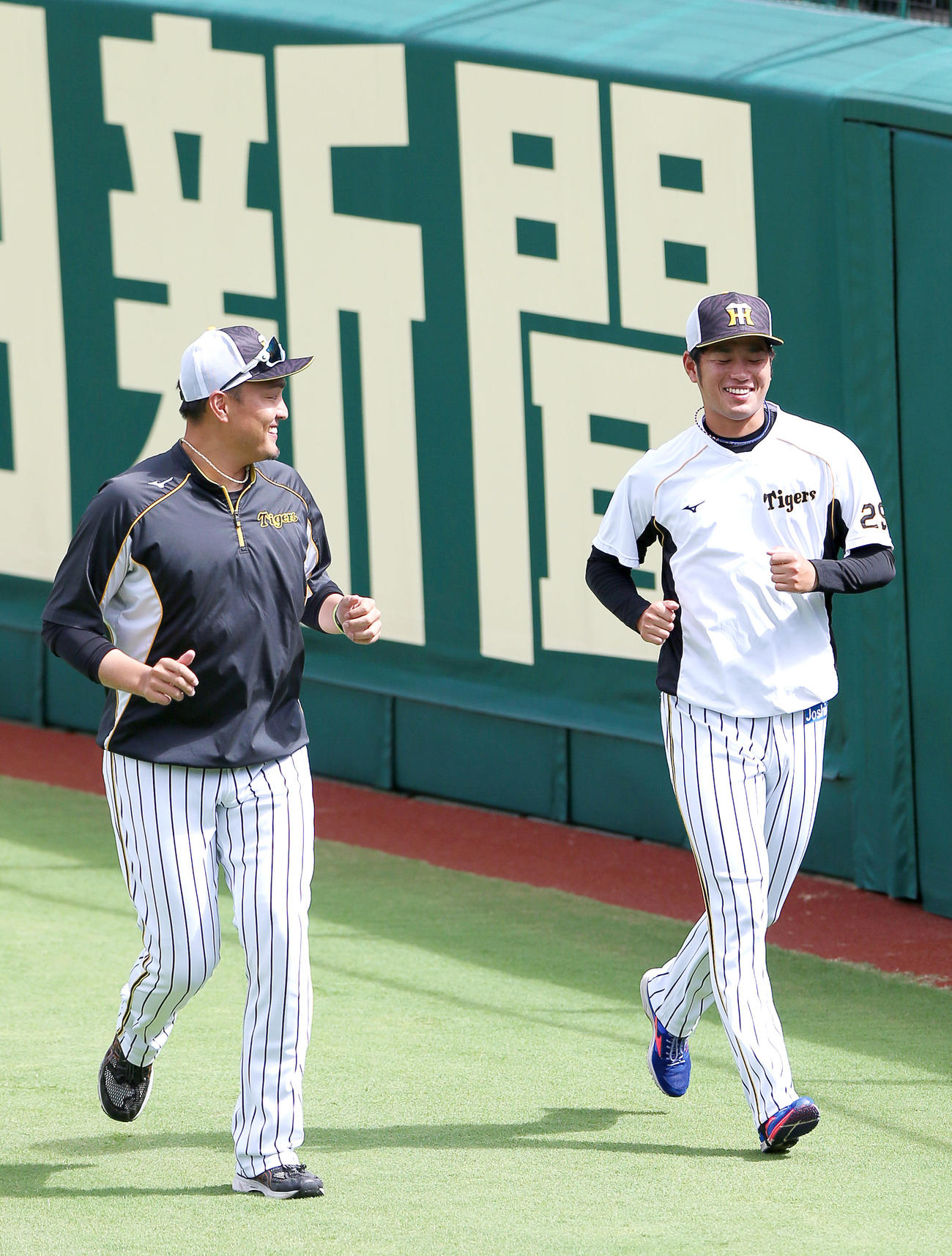 笑顔でランニングする高橋（右）と秋山（撮影・上山淳一）