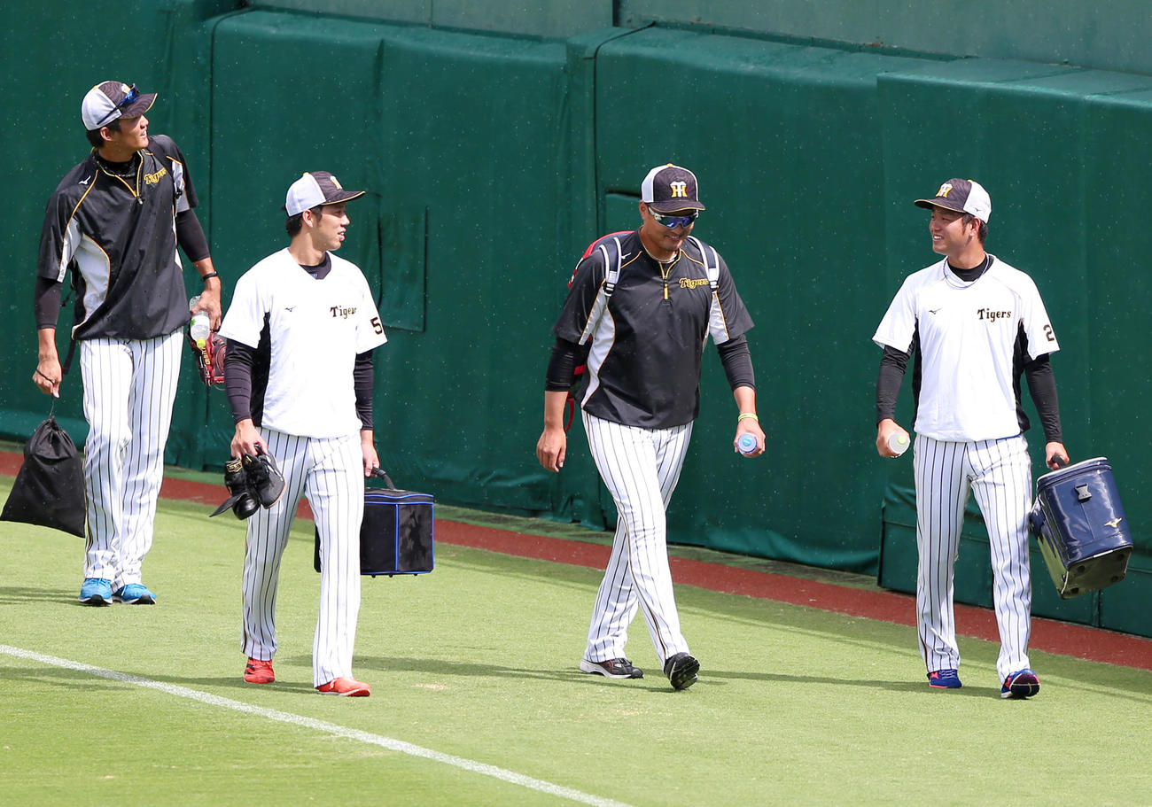 試合前、雨が降り出し一時避難する、左から藤浪、青柳、秋山、高橋（撮影・上山淳一）