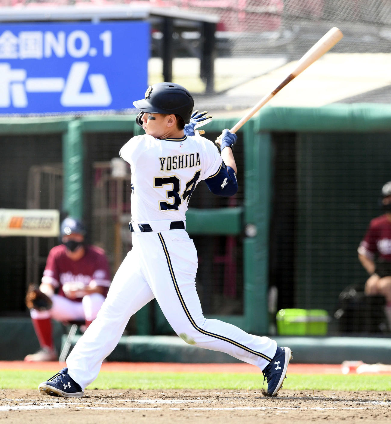 楽天対オリックス　3回表オリックス無死一塁、中越え2点本塁打を放つ吉田正（撮影・滝沢徹郎）