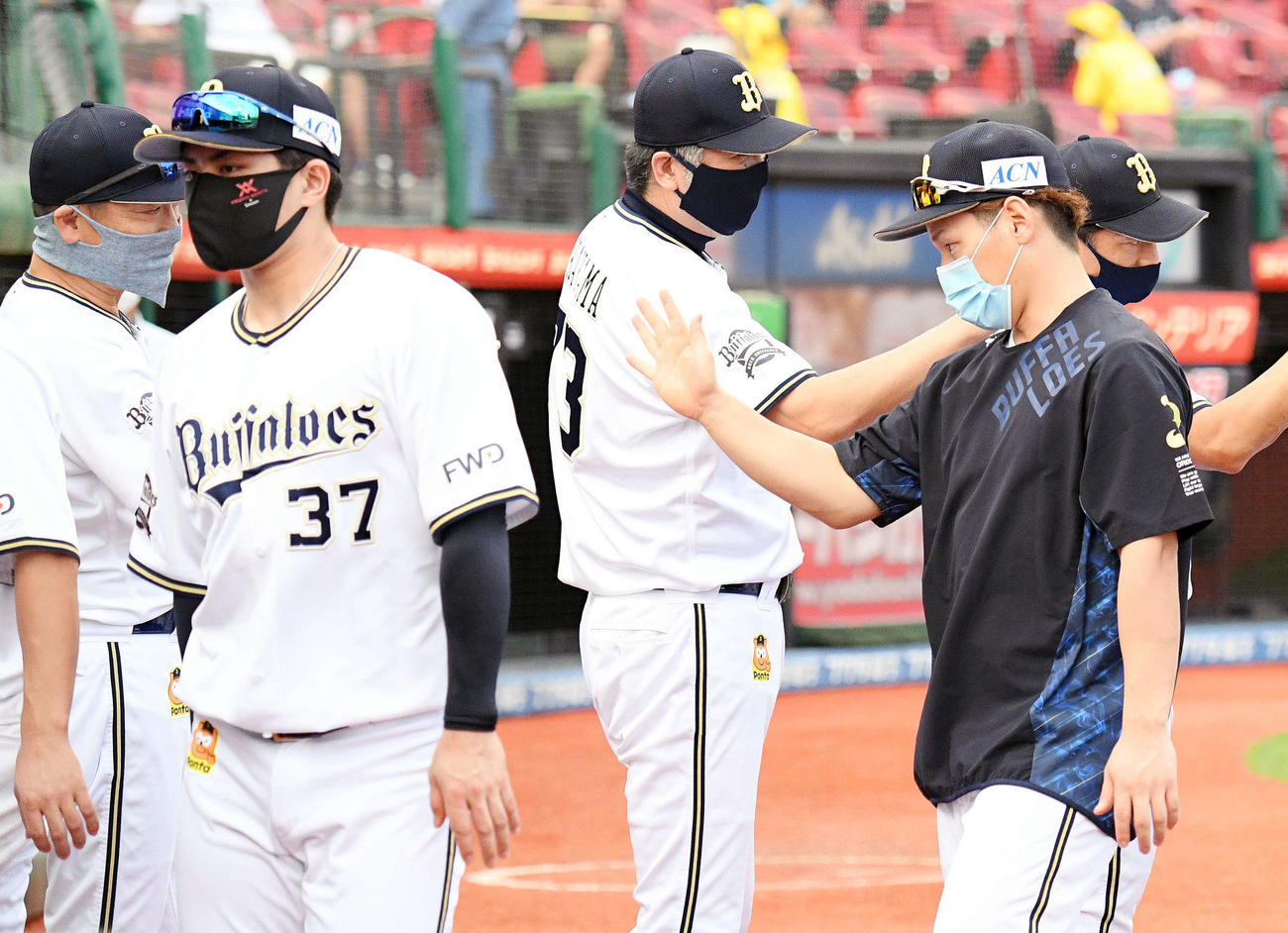 楽天対オリックス　試合後、オリックス吉田正（右手前）らナインを出迎える中嶋監督代行（左）（撮影・滝沢徹郎）