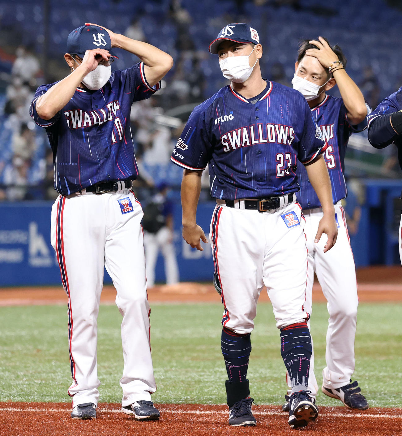 ヤクルト対中日　中日に勝利し途中交代したヤクルト青木（中央）はナインと笑顔を見せる（撮影・垰建太）