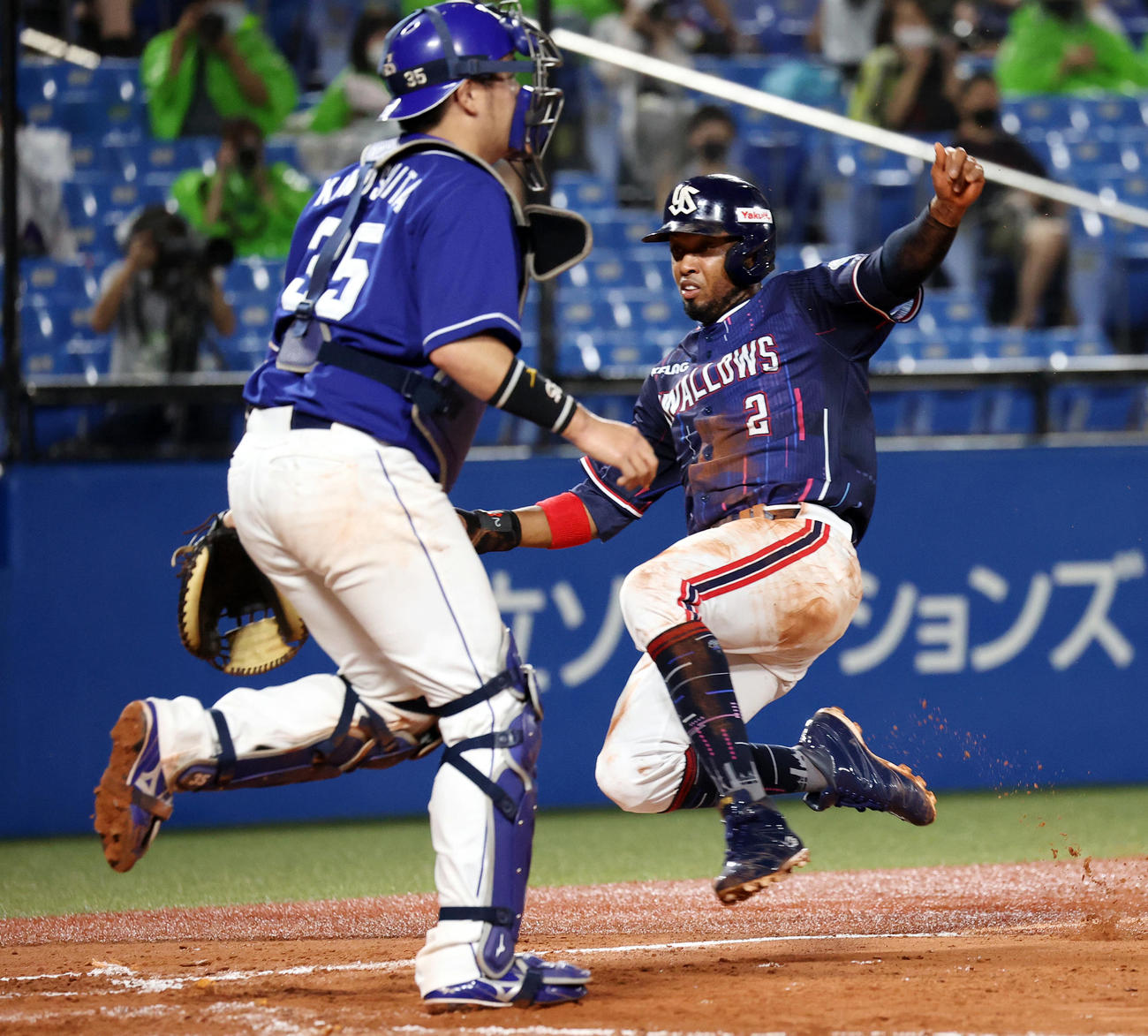 ヤクルト対中日　6回裏ヤクルト1死一、三塁、中村悠三ゴロの間に三走エスコバーが生還する（撮影・垰建太）
