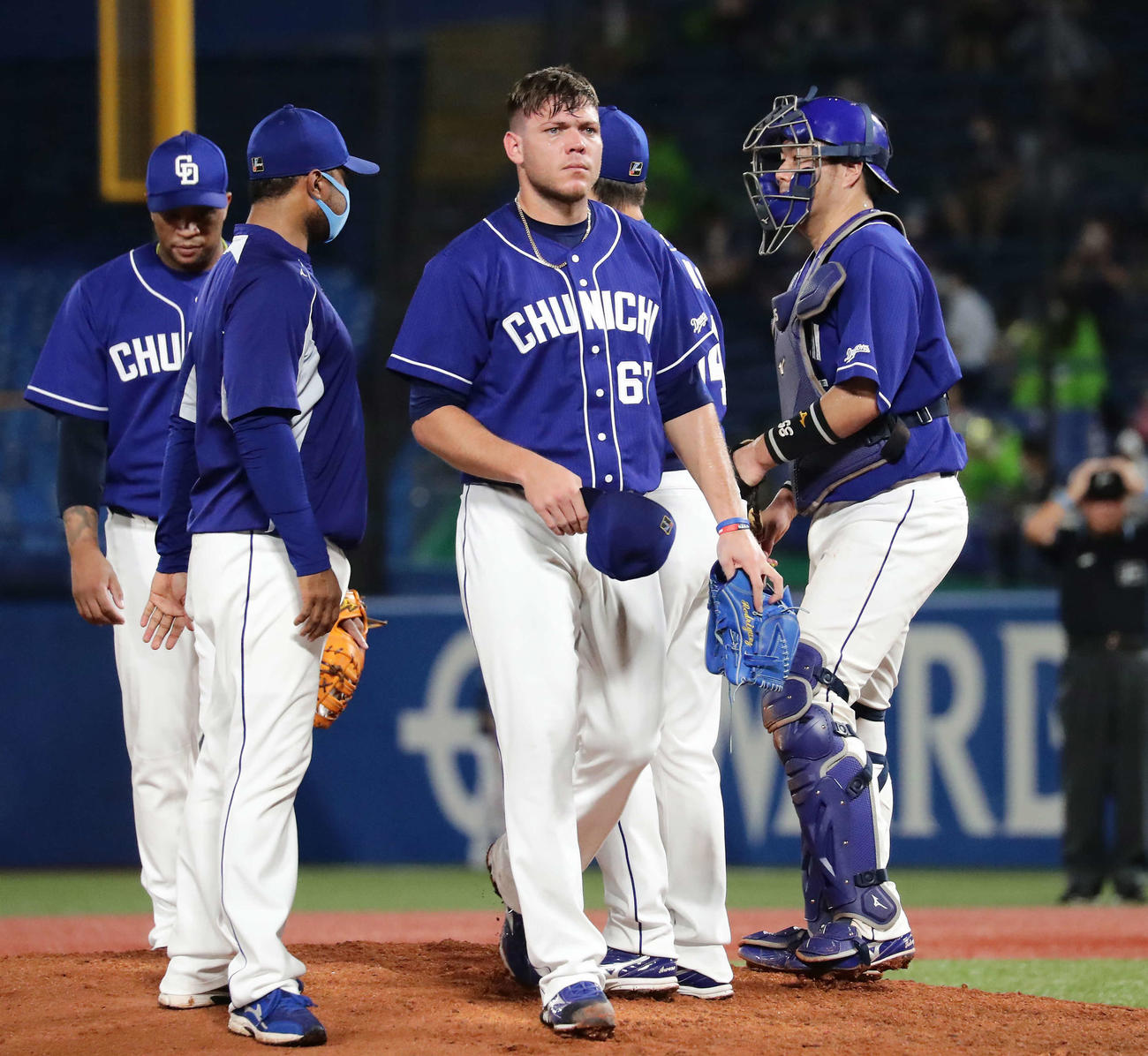 ヤクルト対中日　6回途中で降板する中日先発のロドリゲス（中央）（撮影・丹羽敏通）