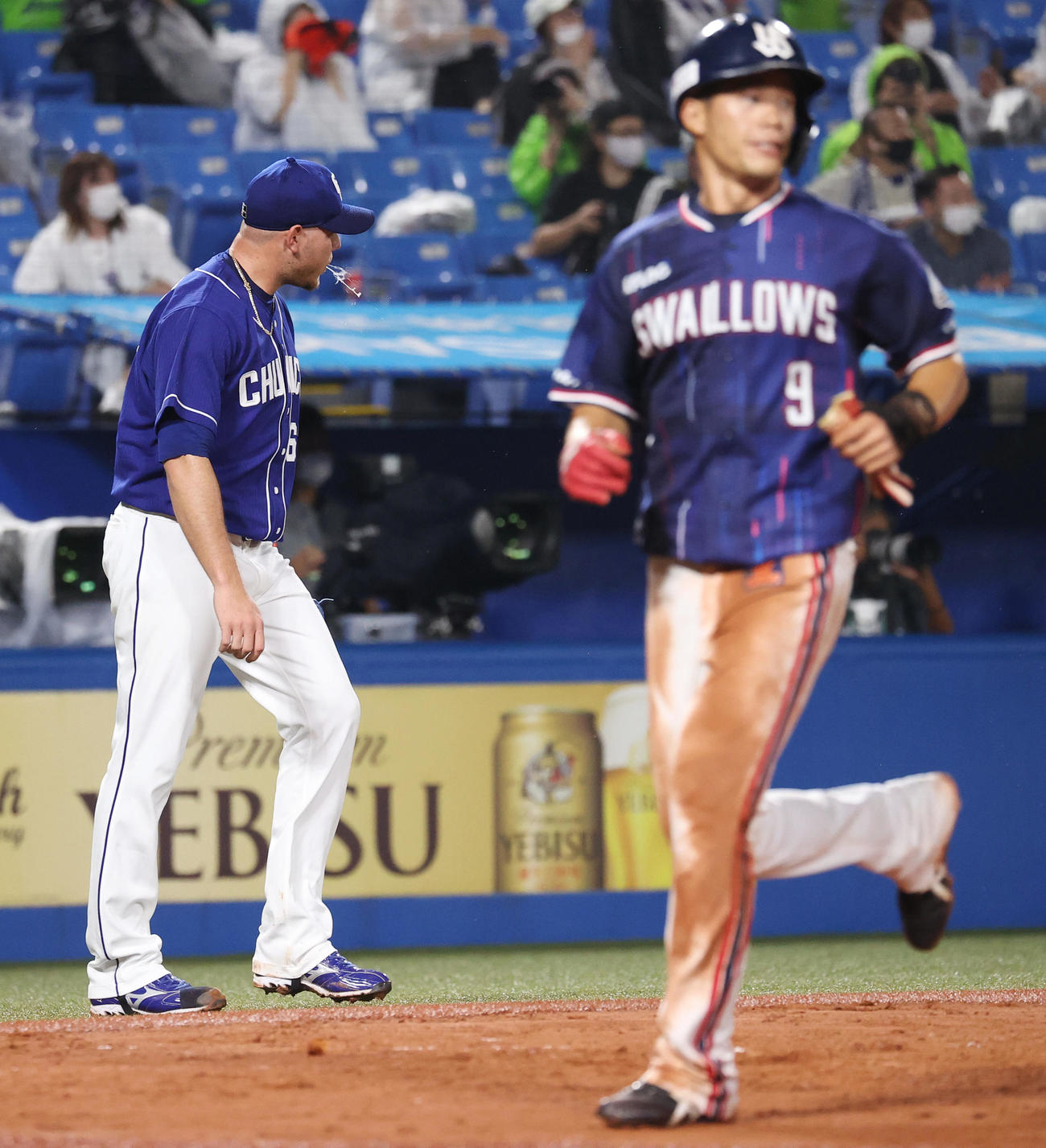 ヤクルト対中日　6回裏ヤクルト無死一、二塁、山田哲の適時打で同点を許すロドリゲス（左）（撮影・垰建太）