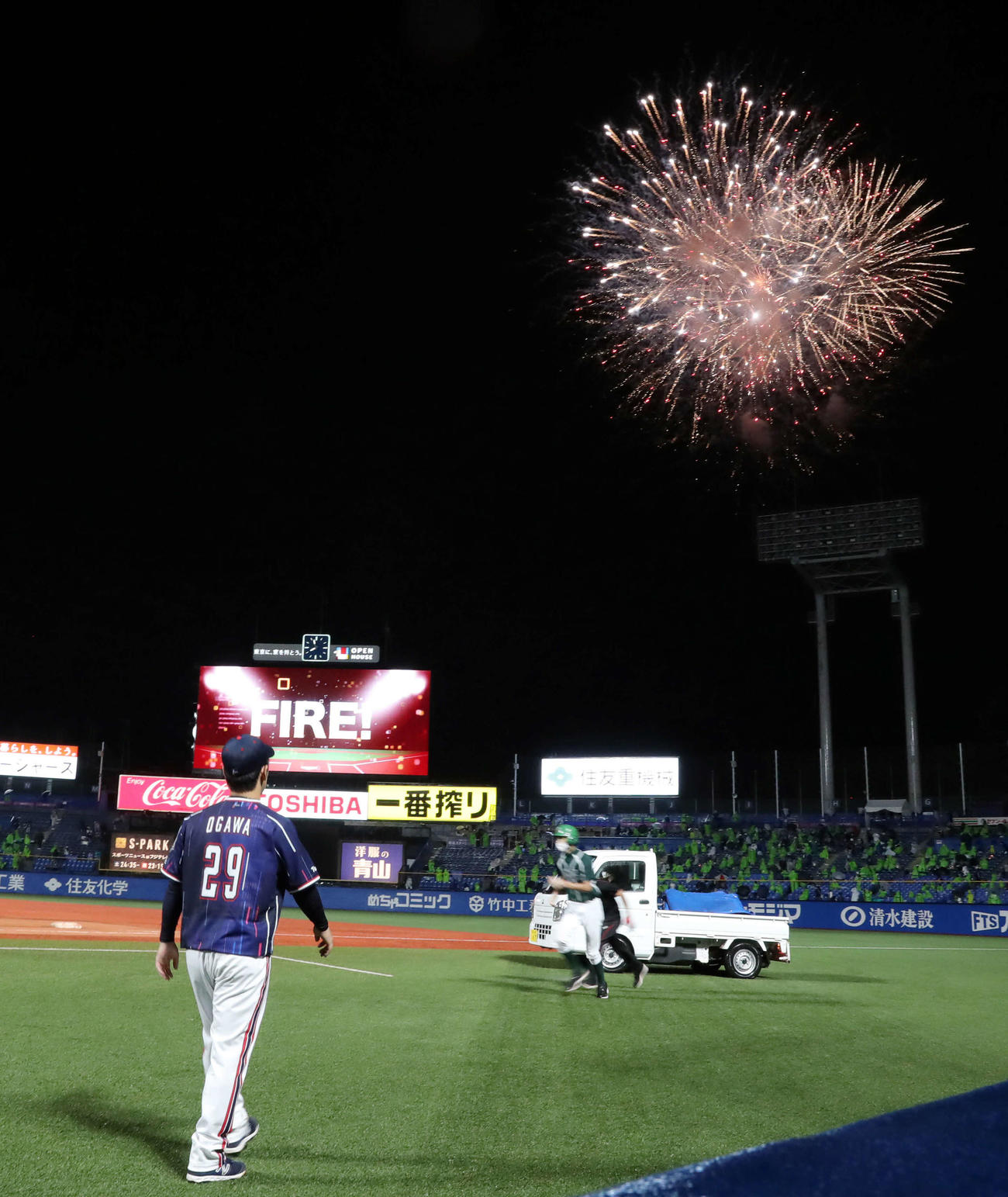 ヤクルト対中日　5回終了時、打ち上がる花火を見上げるヤクルト先発の小川（撮影・垰建太）
