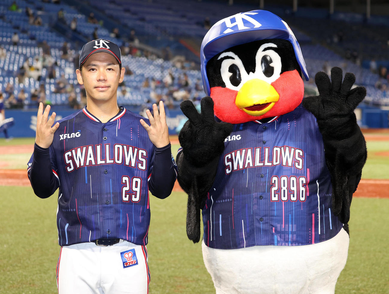 ヤクルト対中日　中日に勝利し8勝目を挙げたヤクルト小川はつば九郎とポーズを決める（撮影・垰建太）