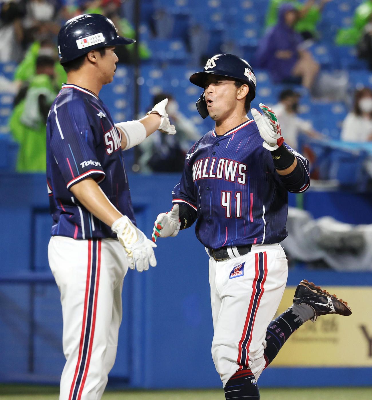 6回裏ヤクルト1死一、三塁、エスコバーの適時打で生還した雄平（右）は山田哲とタッチを交わす（撮影・垰建太）