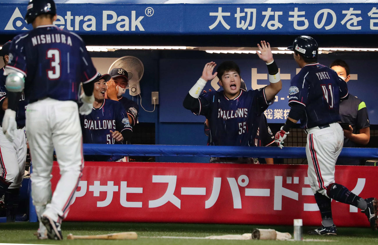 6回裏ヤクルト1死一、三塁、エスコバーの2点適時二塁打で生還した勝ち越し打の雄平（右）を迎える村上らヤクルトベンチ（撮影・丹羽敏通）
