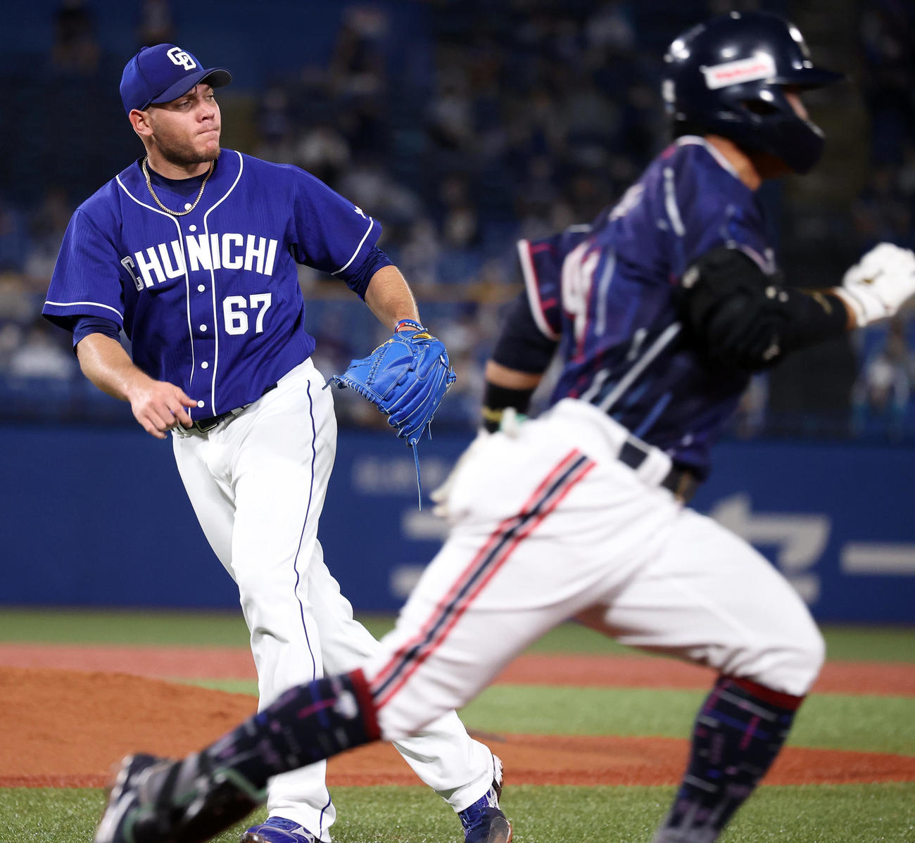 6回裏ヤクルト1死一、三塁、雄平（手前）に適時打で勝ち越しを許すロドリゲス（撮影・垰建太）
