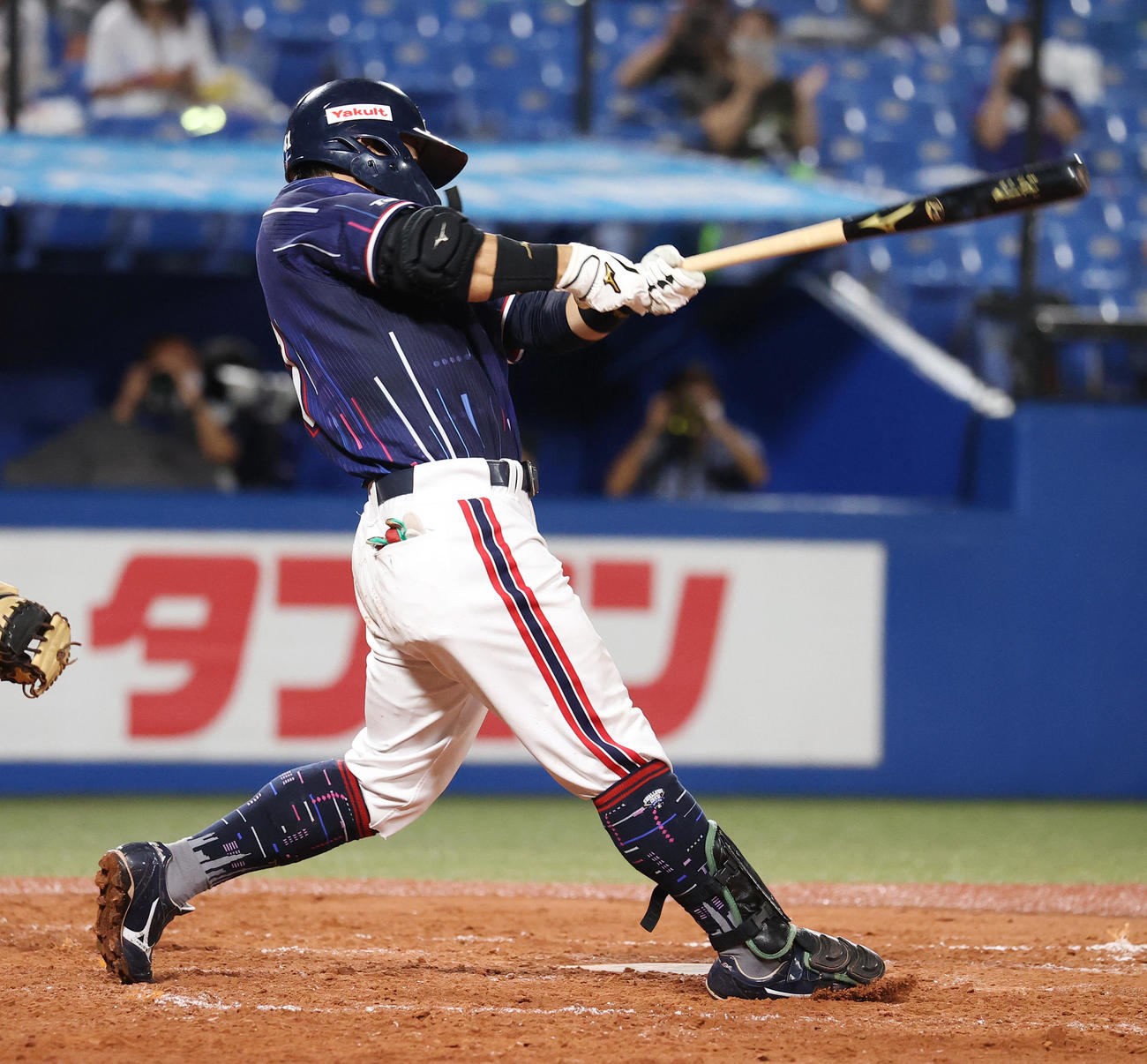 7回裏ヤクルト2死一、二塁、左翼に適時二塁打を放つ雄平（撮影・垰建太）