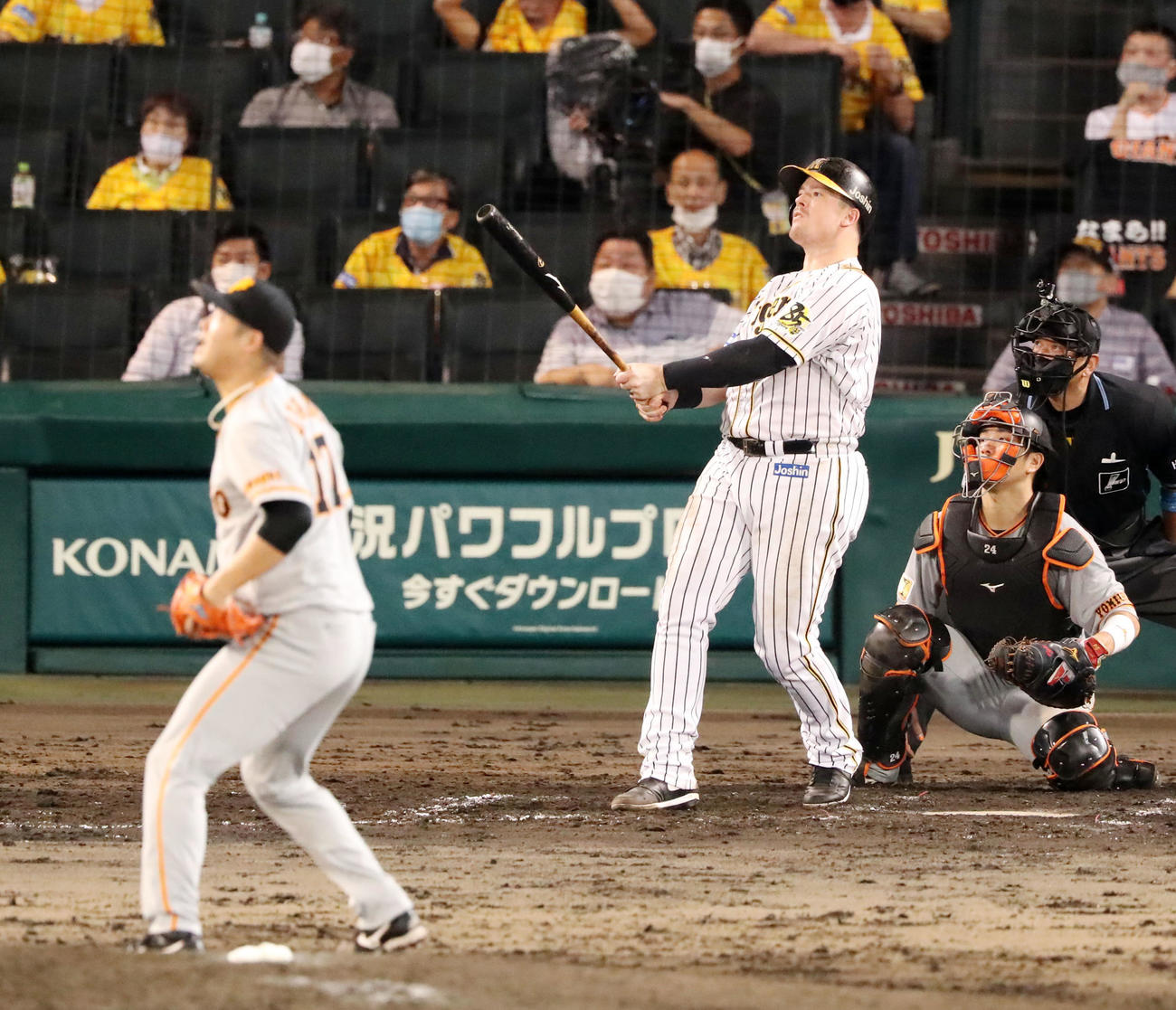 阪神対巨人　7回裏阪神2死一、三塁、ボーアは右翼アルプススタンドへファウルを放ち、直後に大竹は大江と交代で降板する（撮影・加藤哉）