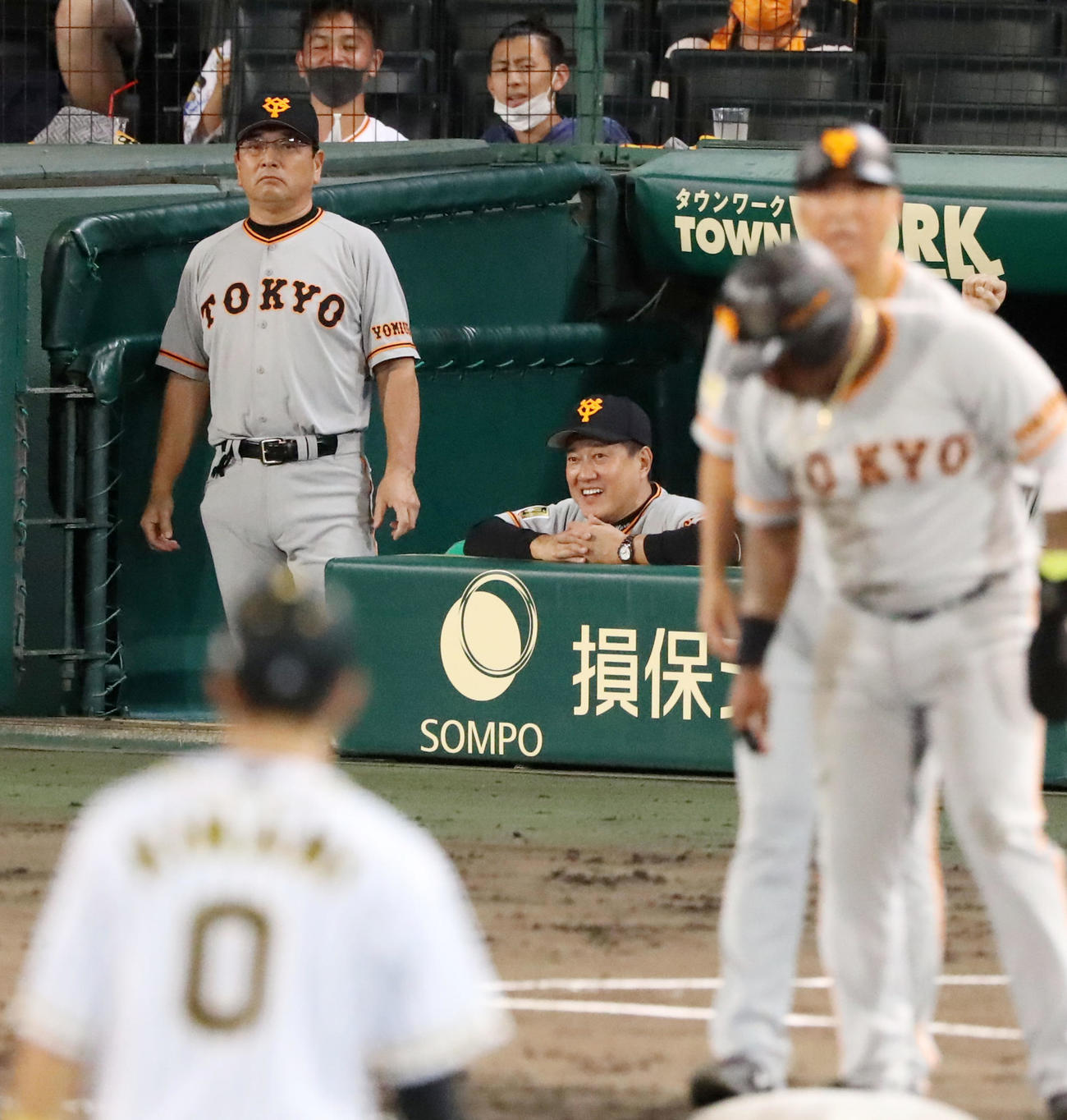 阪神対巨人　5回表巨人1死一、三塁、原監督は岡本の左越え適時二塁打に笑顔を見せる（撮影・加藤哉）