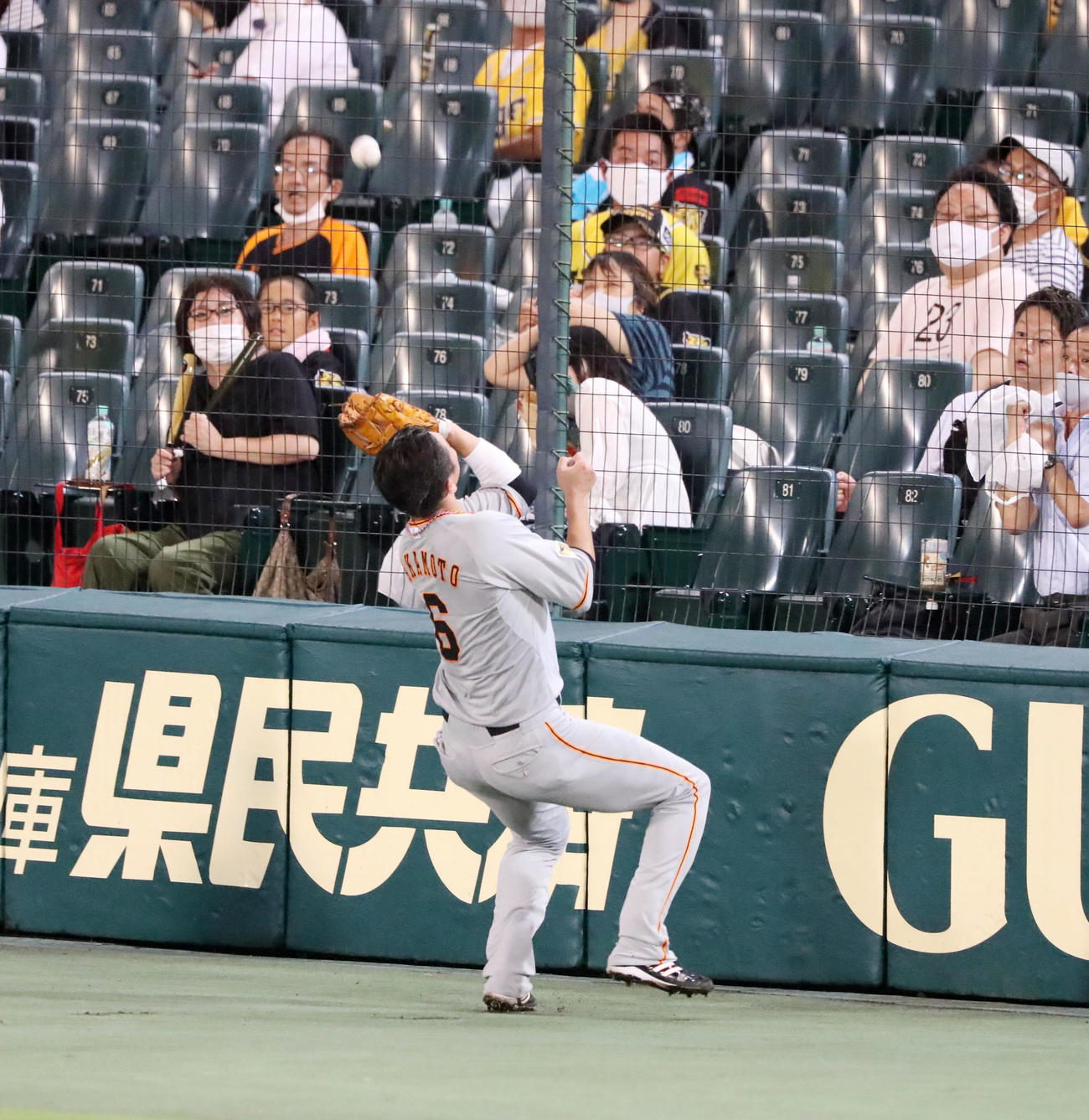 阪神対巨人　6回裏阪神無死、坂本勇は木浪の邪飛を追ってフェンス前で捕球する（撮影・加藤哉）